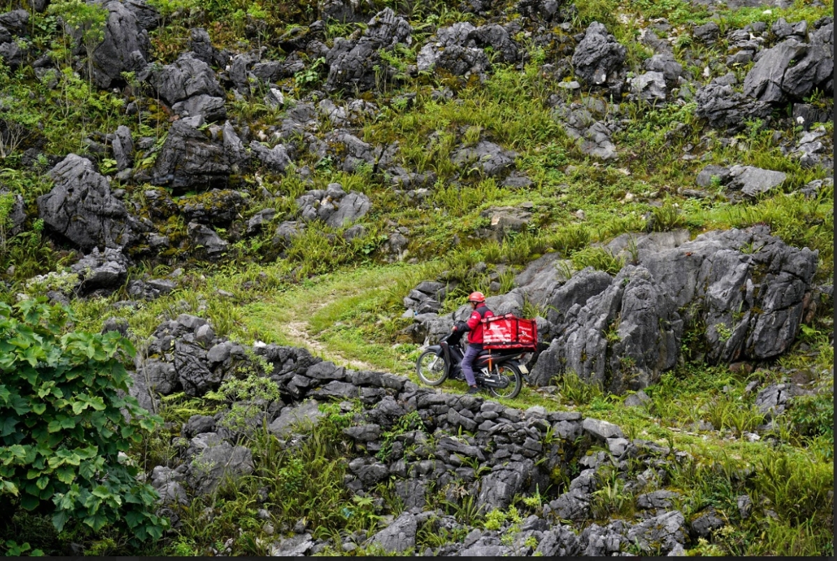 Shipper J&T Express giao h&agrave;ng cho b&agrave; con tại khu vực T&acirc;y Bắc.