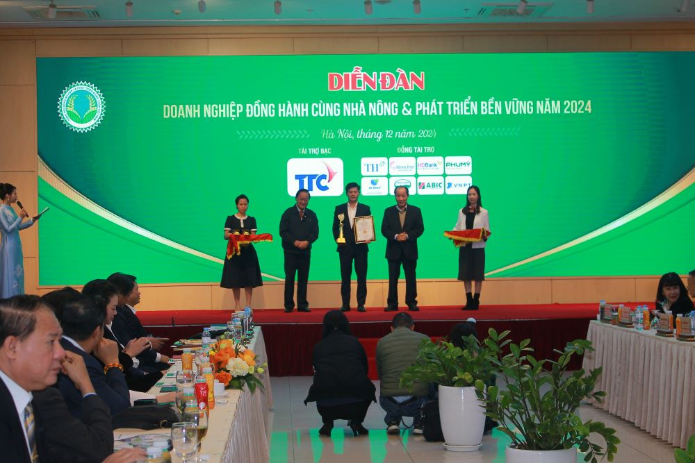 Tổng hội N&ocirc;ng nghiệp v&agrave; Ph&aacute;t triển n&ocirc;ng th&ocirc;n trao C&uacute;p lưu niệm cho c&aacute;c doanh nghiệp ng&agrave;nh n&ocirc;ng nghiệp.