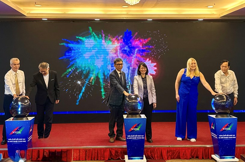 Các đại biểu thực hiện nghi thức khai mạc WHISE 2024