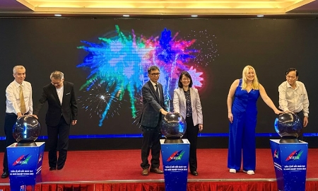 Các đại biểu thực hiện nghi thức khai mạc WHISE 2024