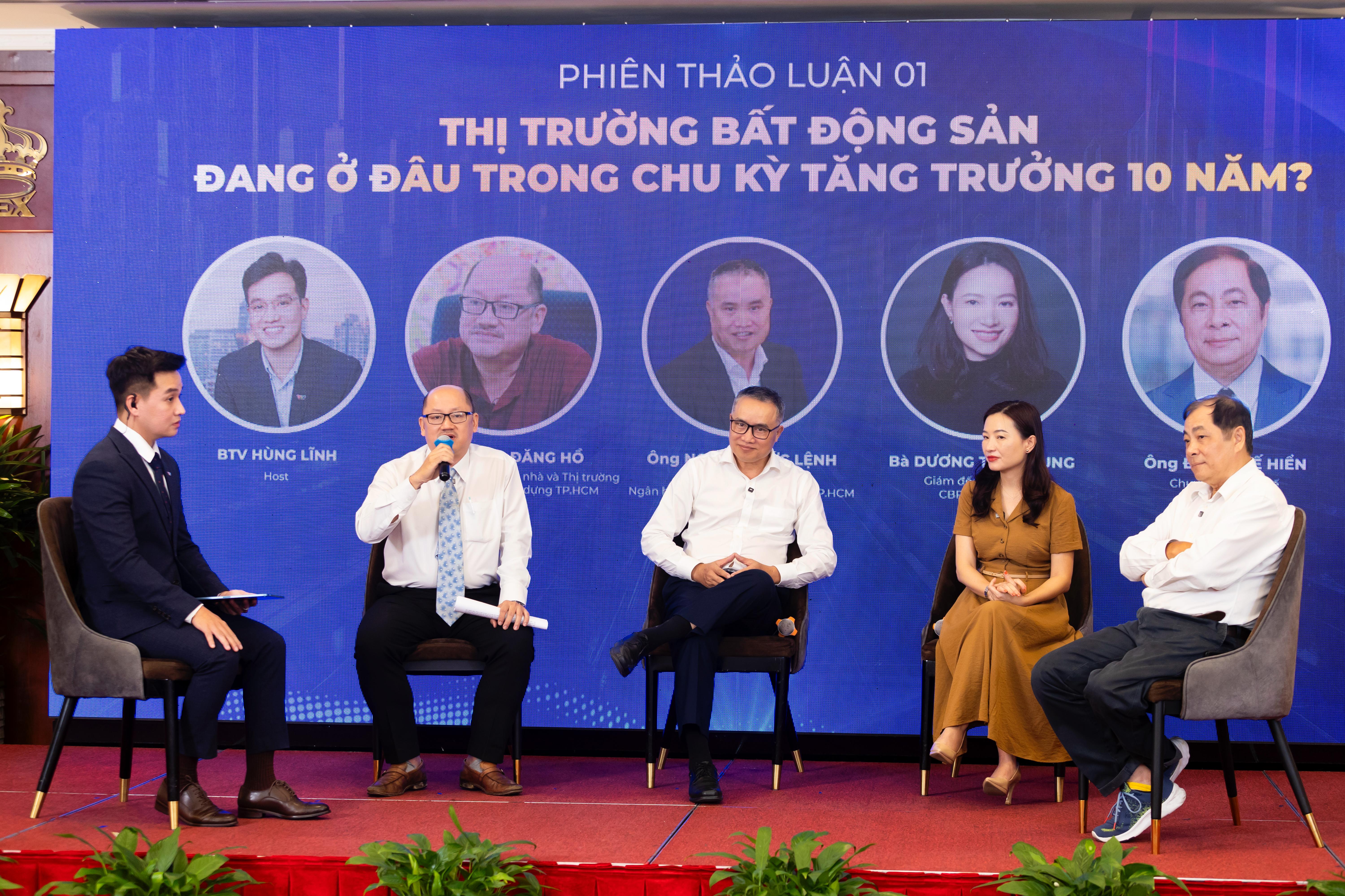 C&aacute;c chuy&ecirc;n gia thảo luận về thị trường bất động sản tại tọa đ&agrave;m.