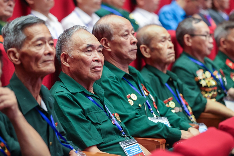 Người có công với cách mạng. Ảnh: Tống Giáp.