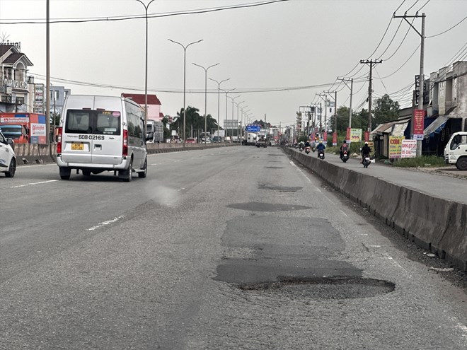 Quốc lộ 51 đã xuống cấp nghiêm trọng, tiềm ẩn nguy cơ mất an toàn giao thông.