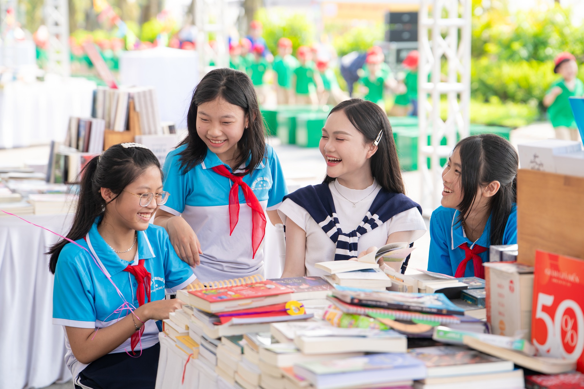 Em nhỏ hào hứng đọc sách tại Lễ hội sách do Nhà sáng lập Ecopark tổ chức tháng 3/2024.