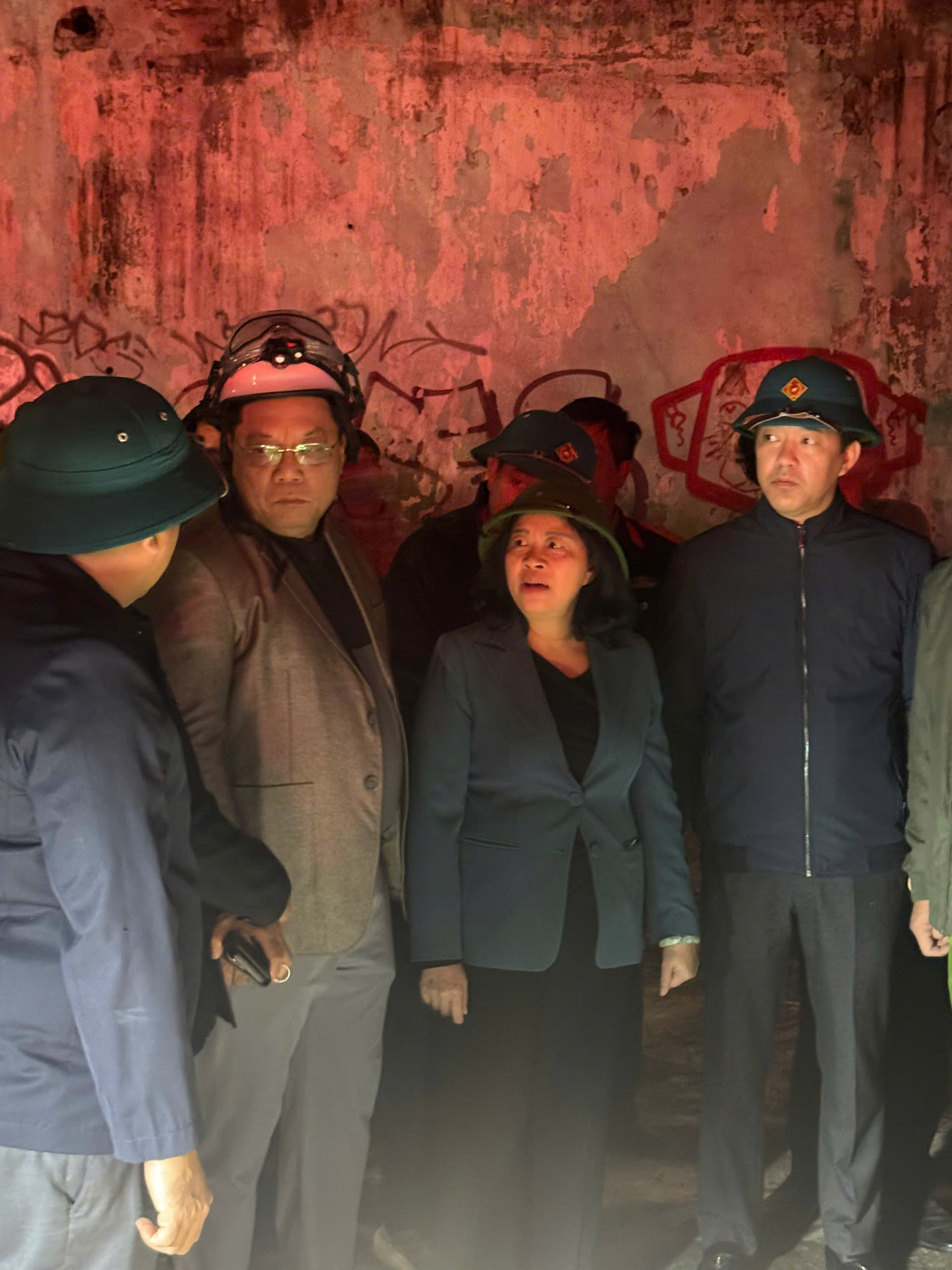 B&agrave; B&ugrave;i Thị Minh Ho&agrave;i, B&iacute; thư Th&agrave;nh ủy v&agrave; Trung tướng Nguyễn Hải Trung, Gi&aacute;m đốc C&ocirc;ng an th&agrave;nh phố trực tiếp c&oacute; mặt tại hiện trường chỉ đạo c&ocirc;ng t&aacute;c chữa ch&aacute;y v&agrave; khắc phục hậu quả vụ ch&aacute;y. Ảnh: Cổng th&ocirc;ng tin điện tử C&ocirc;ng an TP H&agrave; Nội.