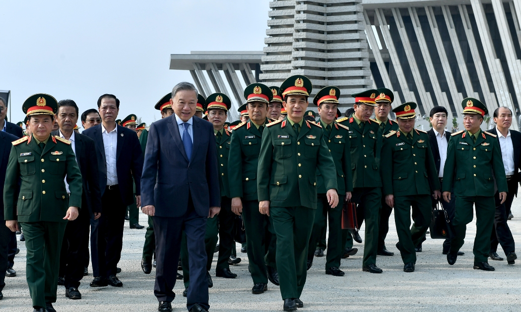 Tổng Bí thư Tô Lâm và các đồng chí lãnh đạo Quân ủy Trung ương, Bộ Quốc phòng thăm và làm việc tại Bảo tàng Lịch sử Quân sự Việt Nam - Ảnh: VGP.