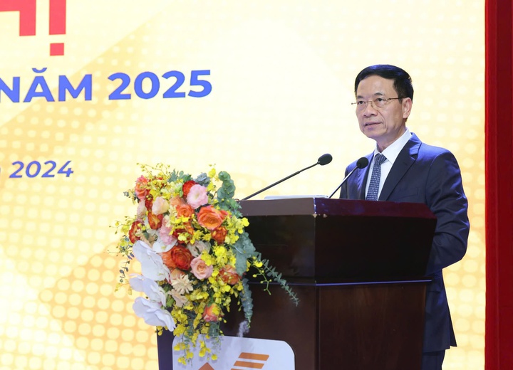 Bộ trưởng Nguyễn Mạnh H&ugrave;ng ph&aacute;t biểu chỉ đạo hội nghị.