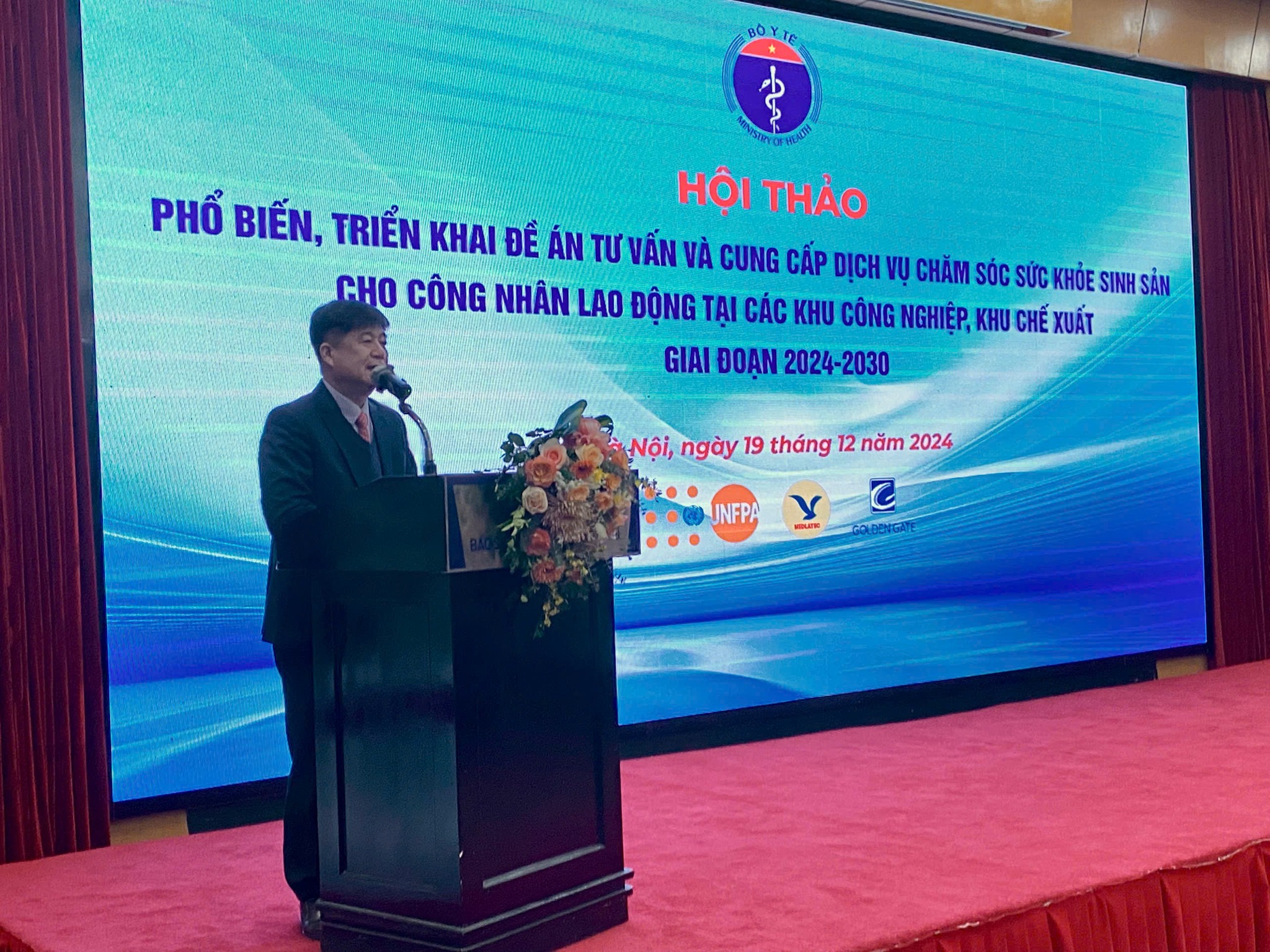 BS. Đinh Anh Tuấn, Phó Vụ trưởng Vụ Sức khỏe Bà mẹ - Trẻ em (Bộ Y tế) thông tin tại hội thảo. 