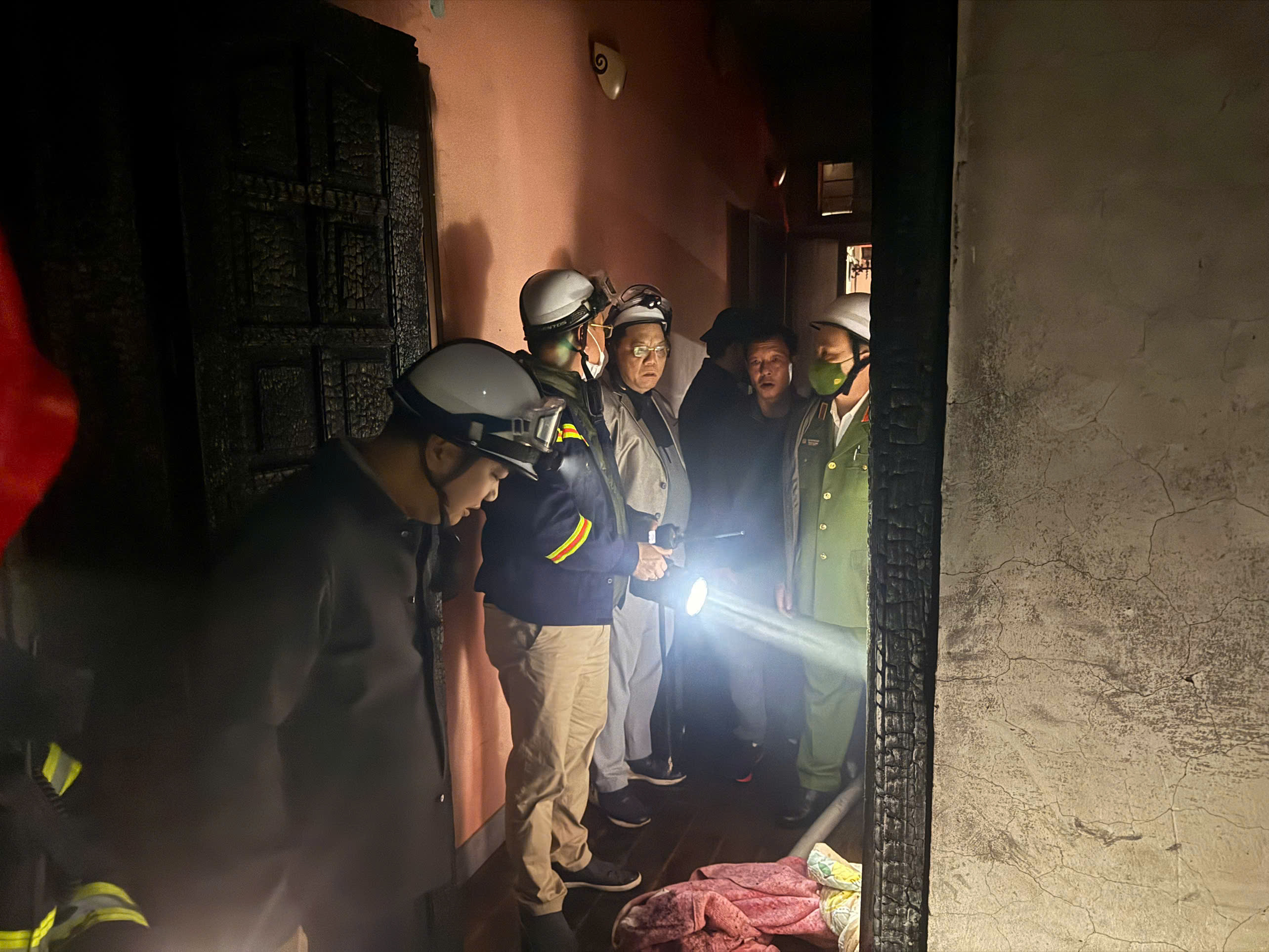 Trung tướng Nguyễn Hải Trung, Gi&aacute;m đốc C&ocirc;ng an th&agrave;nh phố trực tiếp kiểm tra hiện trường vụ ch&aacute;y. Ảnh: Cổng th&ocirc;ng tin điện tử C&ocirc;ng an TP H&agrave; Nội.