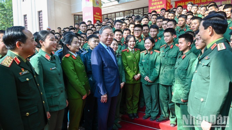 Tổng Bí thư Tô Lâm gặp mặt đại biểu thế hệ trẻ trong Quân đội nhân kỷ niệm 80 năm Ngày thành lập Quân đội nhân dân Việt Nam (22/12/1944- 22/12/2024), 35 năm Ngày hội Quốc phòng toàn dân (22/12/1989-22/12/2024) chiều 18/12 - Ảnh: Baonhandan