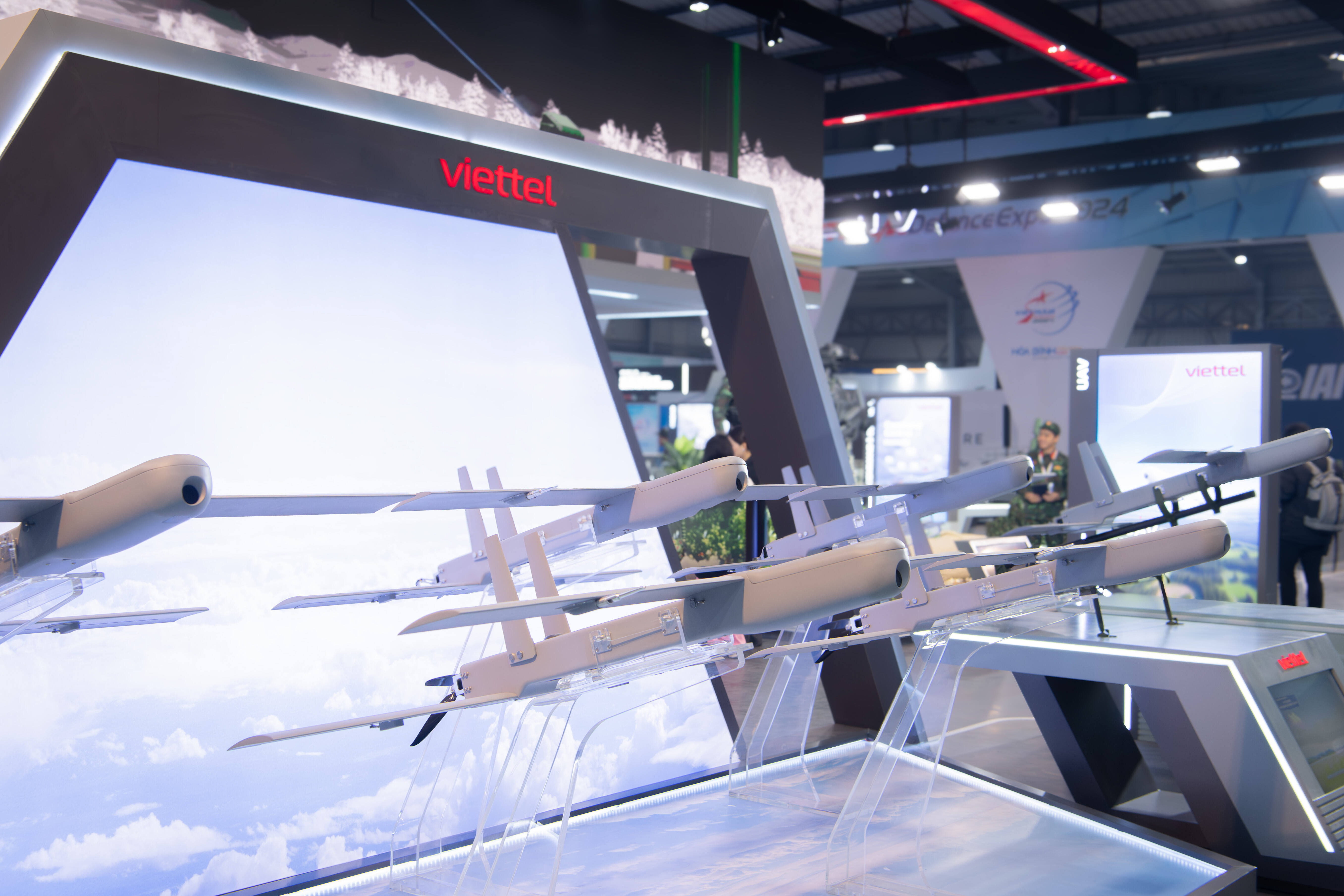 Hàng loạt mẫu UAV của Việt Nam được giới thiệu tại Triển lãm quốc phòng quốc tế.