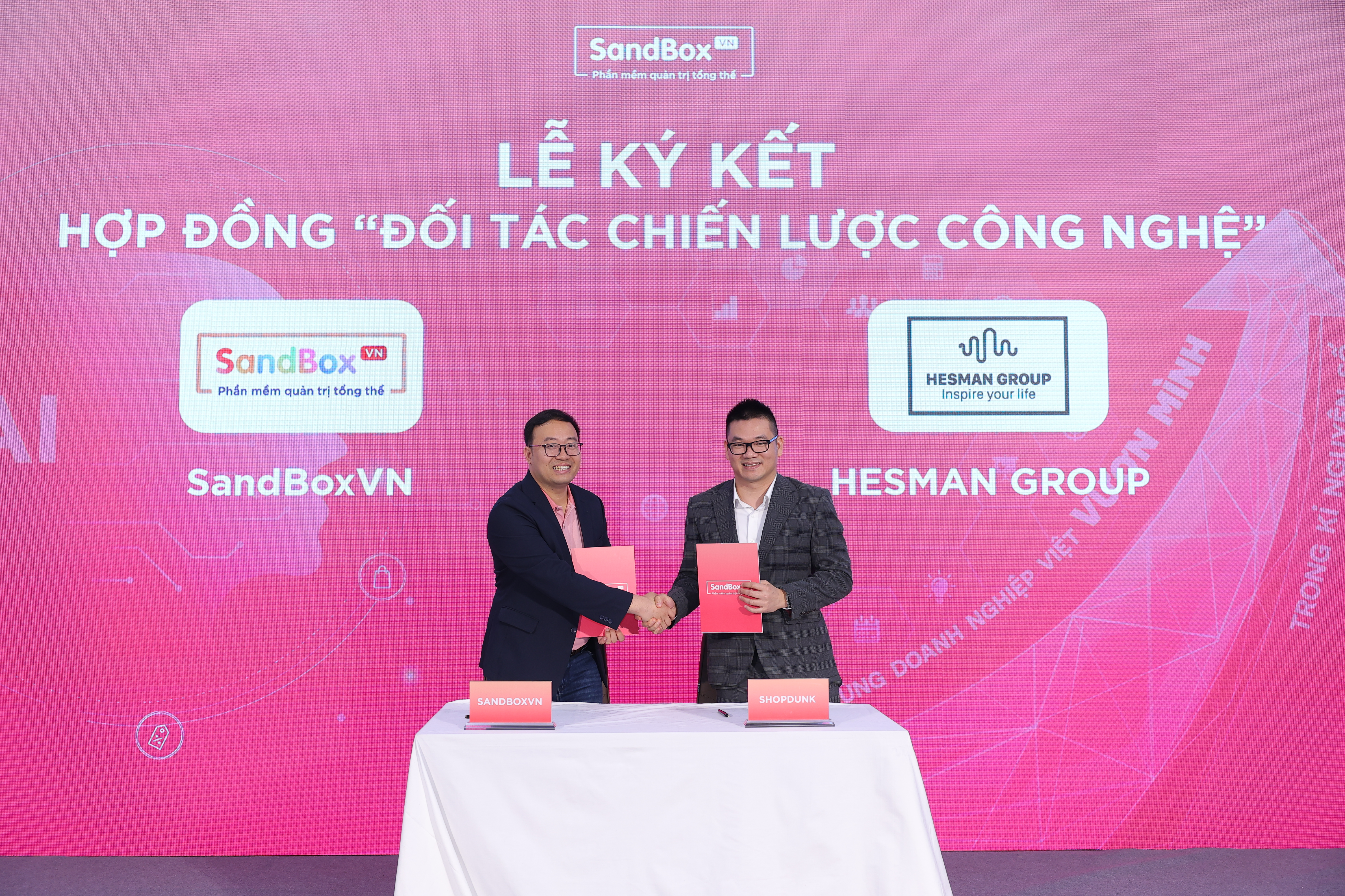 SandboxVN ký hợp đồng “Đối tác chiến lược công nghệ toàn diện” với Hesman Việt Nam nhằm giải quyết bài toán chuyển đổi số toàn diện trong tương lai.