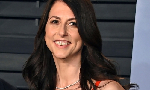 Vợ cũ tỷ phú Jeff Bezos làm từ thiện gần 20 tỷ USD trong 5 năm