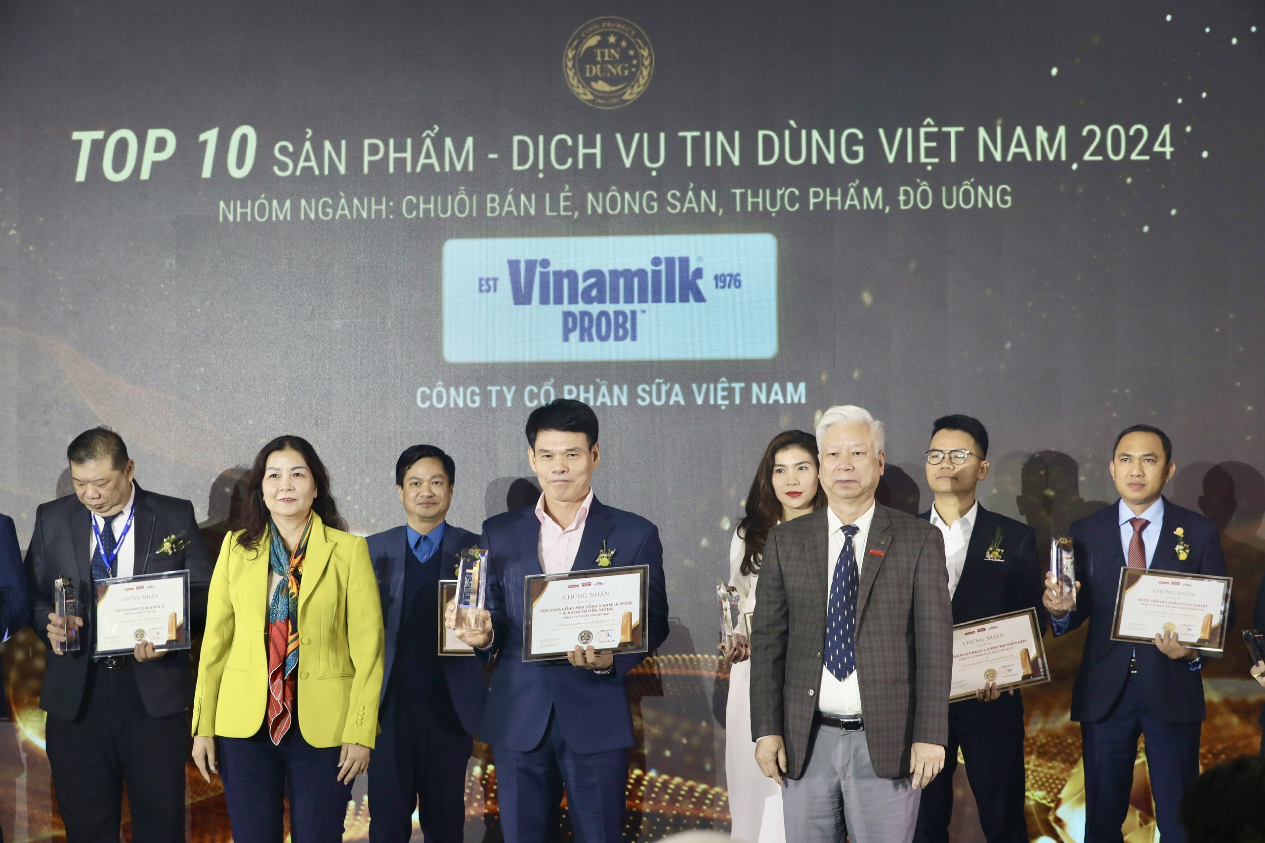 Nhóm I: Chuỗi bán lẻ, nông sản, thực phẩm, đồ uống bao gồm nhóm thực phẩm G Kitchen - Công ty cổ phần Greenfeed Vietnam với thực phẩm GKitchen, Lotte Mart - Công ty cổ phần Trung tâm thương mại Lotte Việt Nam, thịt ủ mát MEATDeli – Công ty cổ phần Masan MeatLife, gà rán MCDONALD’S giòn tan thấm đậm – Công ty cổ phần Good Day Hospitality, dịch vụ Mm Mega Market, nước yến sào Khánh Hòa Sanest – Công ty CP Nước giải khái Sanest Khánh Hòa, sữa tươi tiệt trùng Ba Vì – Công ty cổ phần Sữa Ba Vì, bộ sản phẩm TH True Tea tự nhiên – Công ty CP Thực phẩm Sữa TH, Sữa chua uống men sống Vinamilk Probi – Công ty cổ phần Sữa Việt Nam, Gạo Sinh Thái Cà Mau ST25 thương hiệu Vua Gạo – Công ty CP Thực phẩm thiên nhiên King Green. Ảnh: Trí Phong.