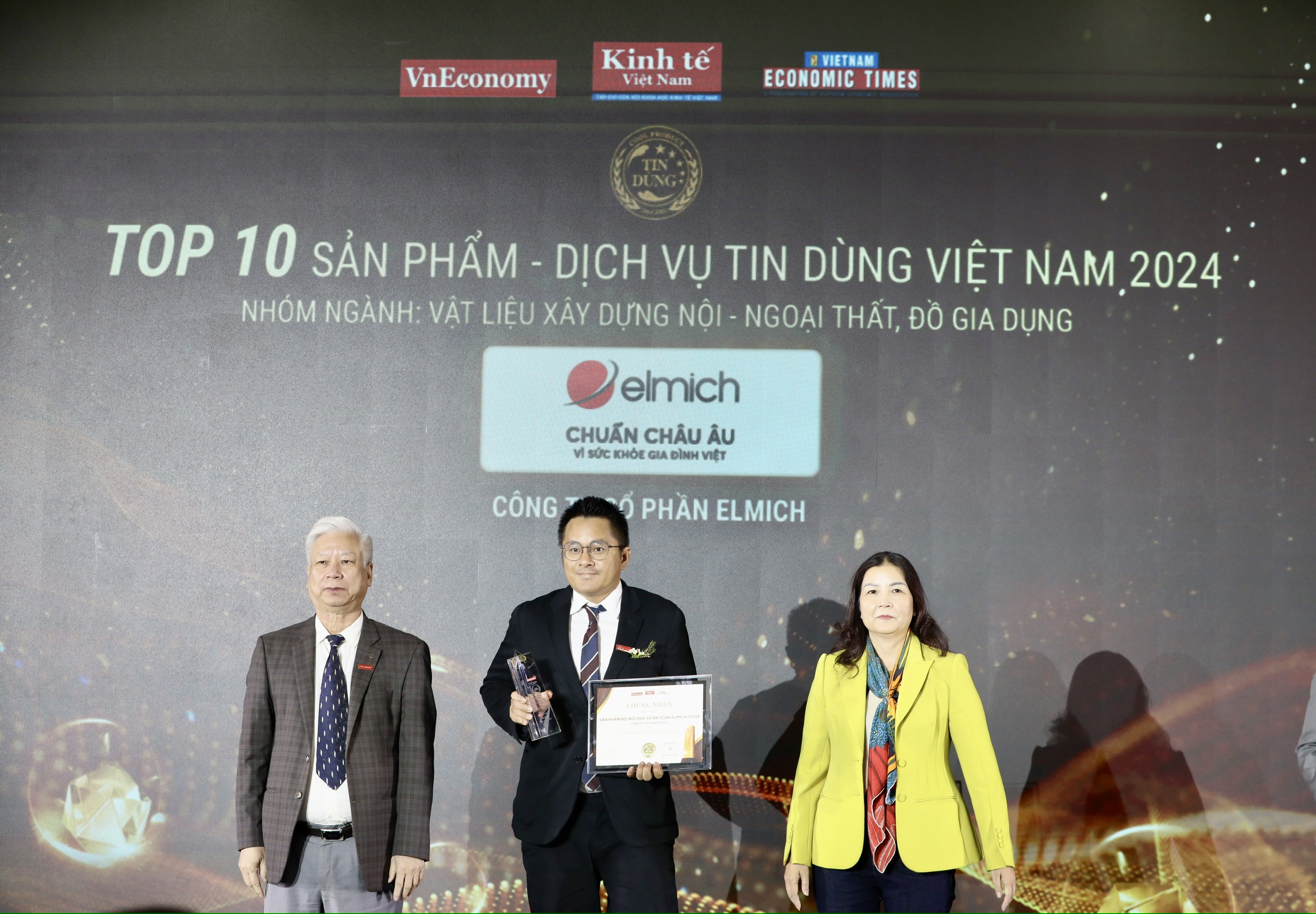 Nh&oacute;m III: Vật liệu x&acirc;y dựng nội &ndash; ngoại thất, đồ gia dụng bao gồm: Gạch ốp l&aacute;t Amygres &ndash; C&ocirc;ng ty cổ phần C&ocirc;ng nghiệp &Aacute; Mỹ; Sản phẩm nhựa Matsu &ndash; C&ocirc;ng ty cổ phần sản xuất Nhựa Duy T&acirc;n; Sản phẩm bộ nồi phủ sứ an to&agrave;n Elmich Olive &ndash; C&ocirc;ng ty cổ phần Elmich; Kh&oacute;a cửa Huy Ho&agrave;ng &ndash; C&ocirc;ng ty TNHH Kh&oacute;a&nbsp; Huy Ho&agrave;ng; V&aacute;n gỗ c&ocirc;ng nghiệp cao cấp KES &ndash; C&ocirc;ng ty cổ phần Tập đo&agrave;n KES; thiết bị nh&agrave; bếp Malloca&ndash; C&ocirc;ng ty TNHH Malloca Việt Nam; Sản phẩm sứ dưỡng sinh Minh Long &ndash; C&ocirc;ng ty TNHH Minh Long I; Sản phẩm sen v&ograve;i chống bấm bẩn bề mặt &ndash; C&ocirc;ng ty TNHH sản xuất v&agrave; thương mại Thi&ecirc;n An Group; sơn Seamaster &ndash; C&ocirc;ng ty TNHH Sơn Seamaster Việt Nam, v&aacute;n gỗ MDF v&agrave; Plywood Thanh Th&agrave;nh Đạt &ndash; C&ocirc;ng ty TNHH Thanh Th&agrave;nh Đạt. Ảnh:&nbsp;Tr&iacute; Phong.