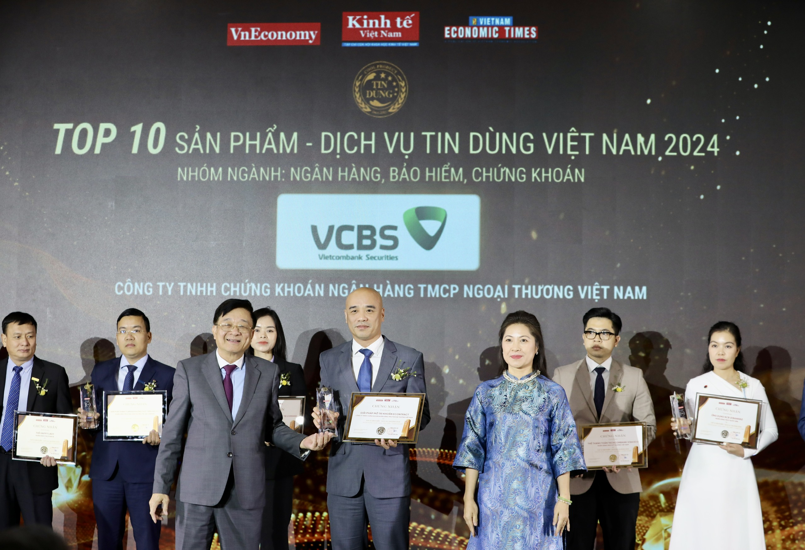 Nhóm IV: Ngân hàng, bảo hiểm, chứng khoán bao gồm: Hệ sinh thái và thanh toán tiện ích Agribank Plus – Ngân hàng Nông nghiệp và Phát triển Nông thôn Việt Nam (Agribank); Phúc Bảo An Khang Mở rộng – Công ty TNHH Bảo hiểm nhân thọ Fubon Việt Nam; Sản phẩm VITA – Sức khỏe vàng – Công ty TNHH Bảo hiểm nhân thọ Generali Việt Nam; Ứng dụng HDBank Mobile Banking – Ngân hàng TMCP Phát triển TP.HCM (HDBank); thẻ Happy Lady – Ngân hàng TMCP Nam Á; Ứng dụng NCB Izibankbiz – Ngân hàng TMCP Quốc dân; Giải pháp thanh toán đa phương tiện trên máy POS – Ngân hàng TMCP Sài Gòn Thương Tín (Sacombank); Thẻ thanh toán Techcombank Visa Eco – Ngân hàng TMCP Kỹ thương Việt Nam (Techcombank); Thẻ Flash 2in1 Nickname lấy ngay tại Livebank – Ngân hàng TMCP Tiên Phong (TPBank); Giải pháp mở tài khoản E-contract – Công ty TNHH Chứng khoán Ngân hàng TMCP Ngoại thương Việt Nam. Ảnh: Trí Phong.