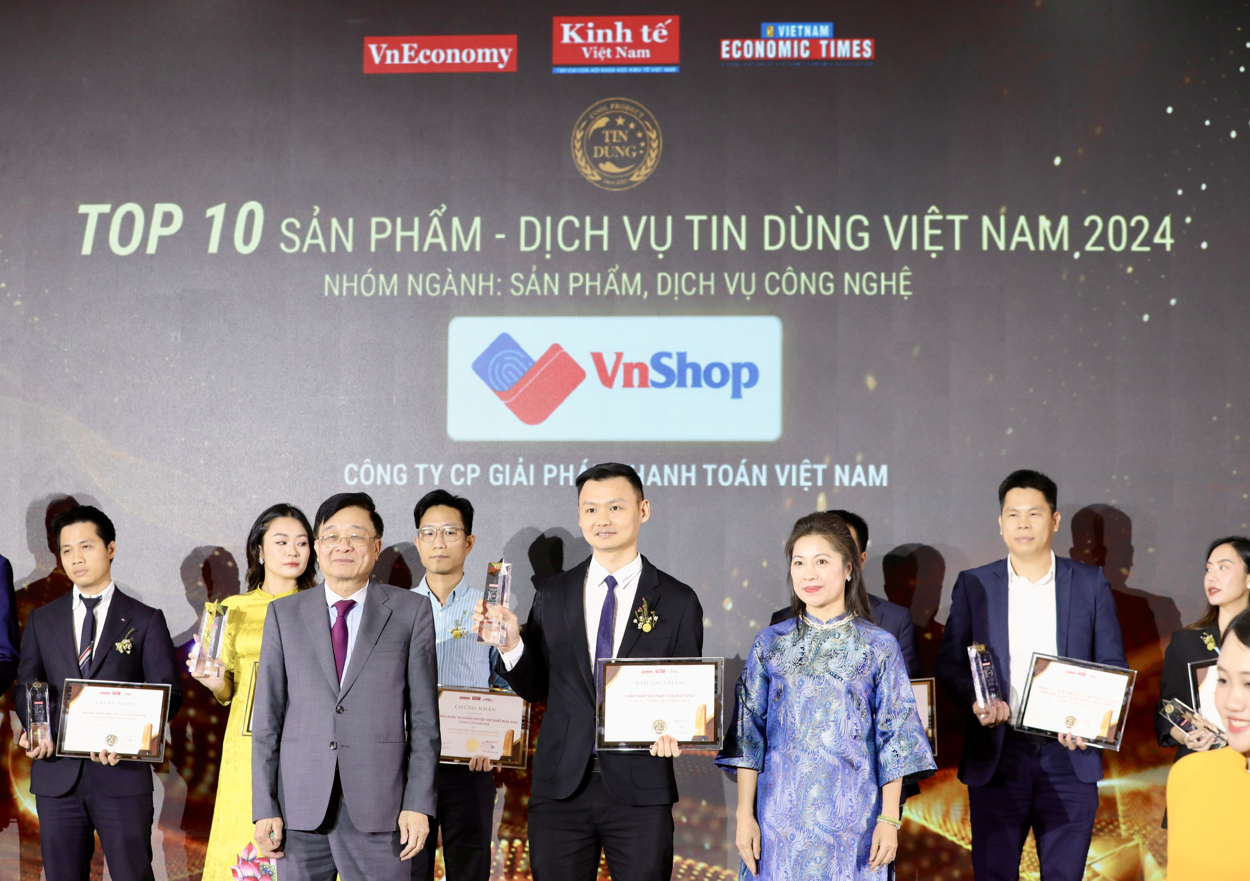 Nhóm V: Sản phẩm, dịch vụ công nghệ bao gồm Antsomi CDP 365 – Công ty TNHH Antsomi Việt Nam; Bộ giải pháp chuyển đổi số trong Marketing và Bán hàng cho doanh nghiệp vừa và lớn – Bizfly Martech (Bizfly – VCCorp); Cốc Cốc AI Search Ads – Công ty TNHH Cốc Cốc; Nền tảng giao dịch chứng khoán Entrade x BY DNSE – Công ty CP Chứng khoán DNSE; Không gian làm việc số hợp nhất GapoWork – Công ty cổ phần công nghệ Gapo; Giải pháp KiotQR – Công ty CP Công nghệ KiotViet; nền tảng quản trị doanh nghiệp hợp nhất Misa Amis – Công ty cổ phàn Misa; nền tảng Mobile Edu – Tổng công ty viễn thông Mobifone; Nền tảng CDP Myretail – Công ty cổ phần tích hợp công nghệ HUB – JS; nền tảng VnShop – Công ty CP giải pháp thanh toán Việt Nam (ví VNPAY). Ảnh: Trí Phong..