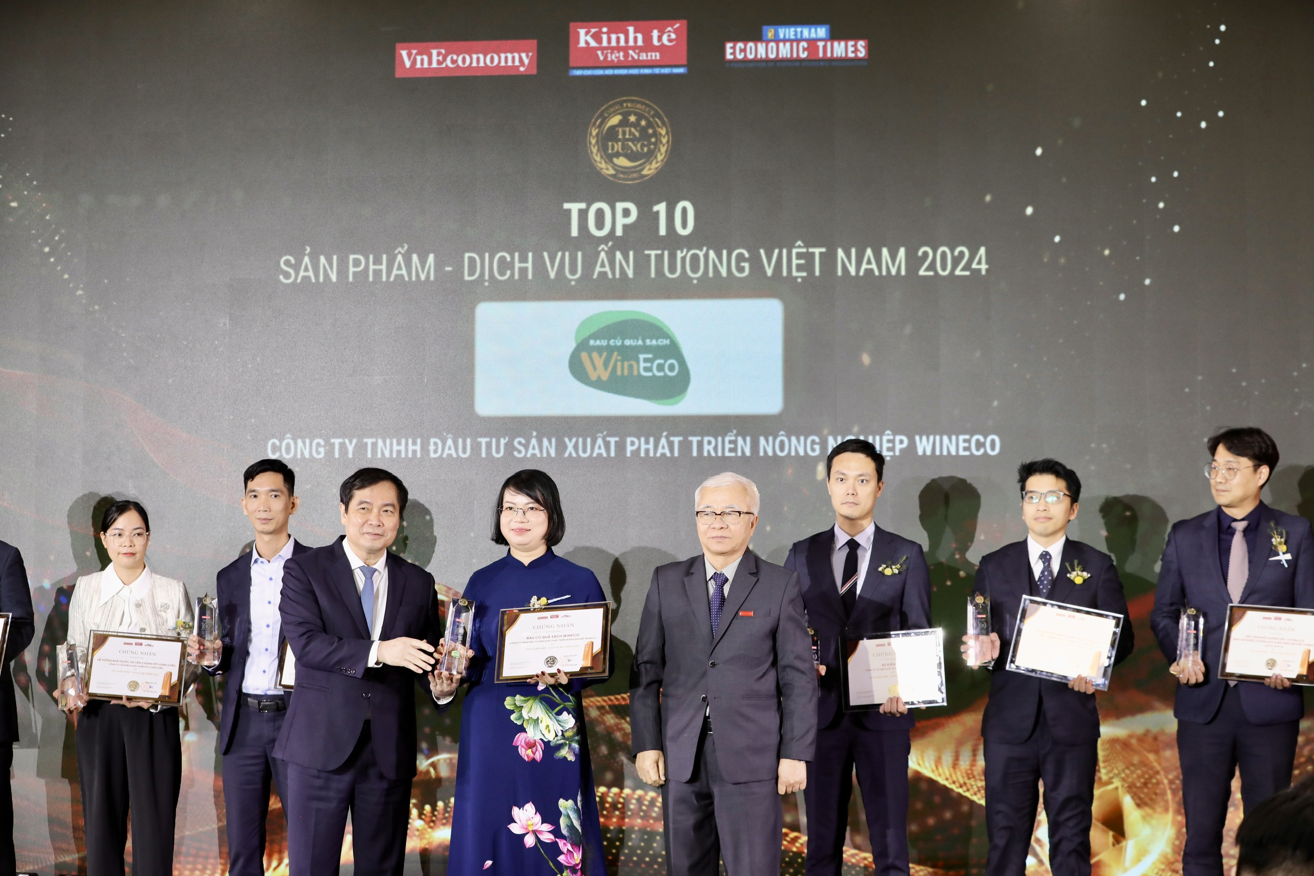 TOP 10 sản phẩm dịch vụ ấn tượng của năm bao gồm: Gạo A An – Công ty cổ phần Lương thực A An; nước khoáng thiên nhiên Lavie – Công ty TNHH La Vie; dịch vụ chăm sóc khách hàng – Công ty LG Electronics Việt Nam; Máy tăm nước không dây LocknLock và bình giữ nhiệt LocknLock Sling Ring Nature Tumbler – Lock & Lock VN; Hệ thống nhà thuốc và tiêm chủng FPT Long Châu – Công ty cổ phần Dược phẩm FPT Long Châu; Tổ hợp khoáng nóng Mori Onsen – Công ty CP Bất động sản Ecopark Nomura; Hệ sinh thái tài chính số Viettel Money – Tổng Công ty Dịch vụ số Viettel; Xe điện VF3 – Công ty CP Sản xuất và Kinh doanh Vinfast; sản phẩm WinEco – Công ty TNHH Đầu tư sản xuất phát triển nông nghiệp Wineco;  Dịch vụ đặt xe thuần điện đầu tiên tại Việt Nam – Công ty CP Di chuyển xanh và thông minh GSM. Ảnh: Trí Phong.