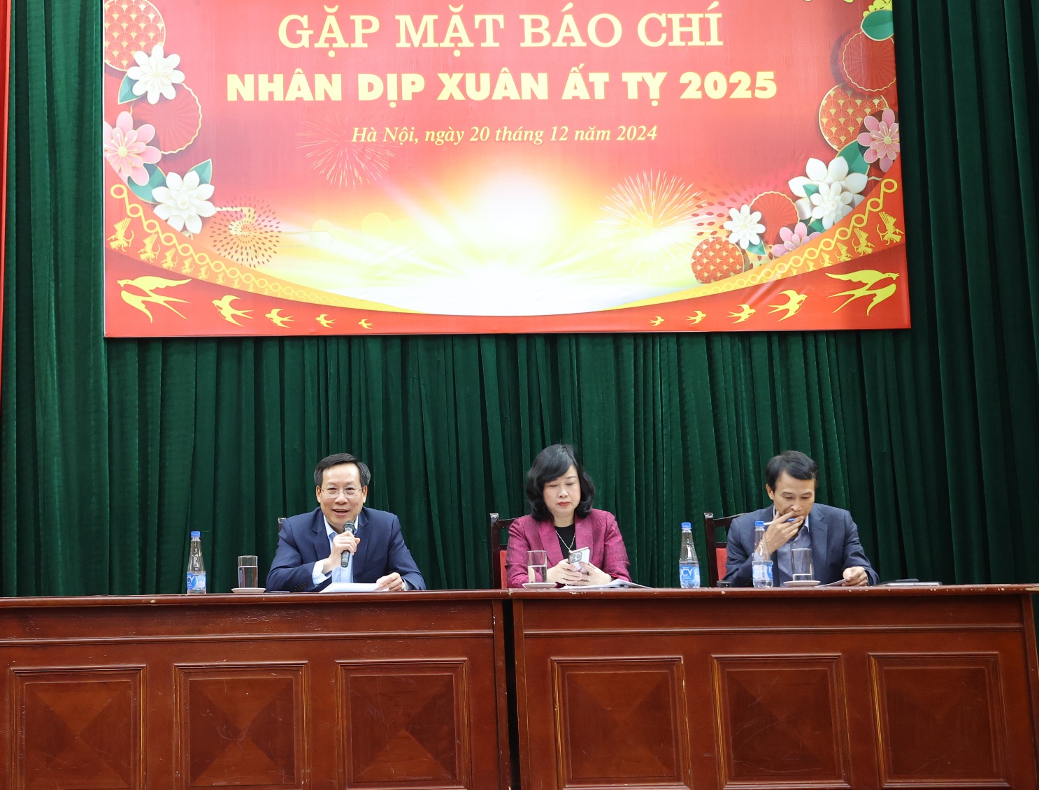 Đại diện Bộ Y tế thông tin tại họp báo. 