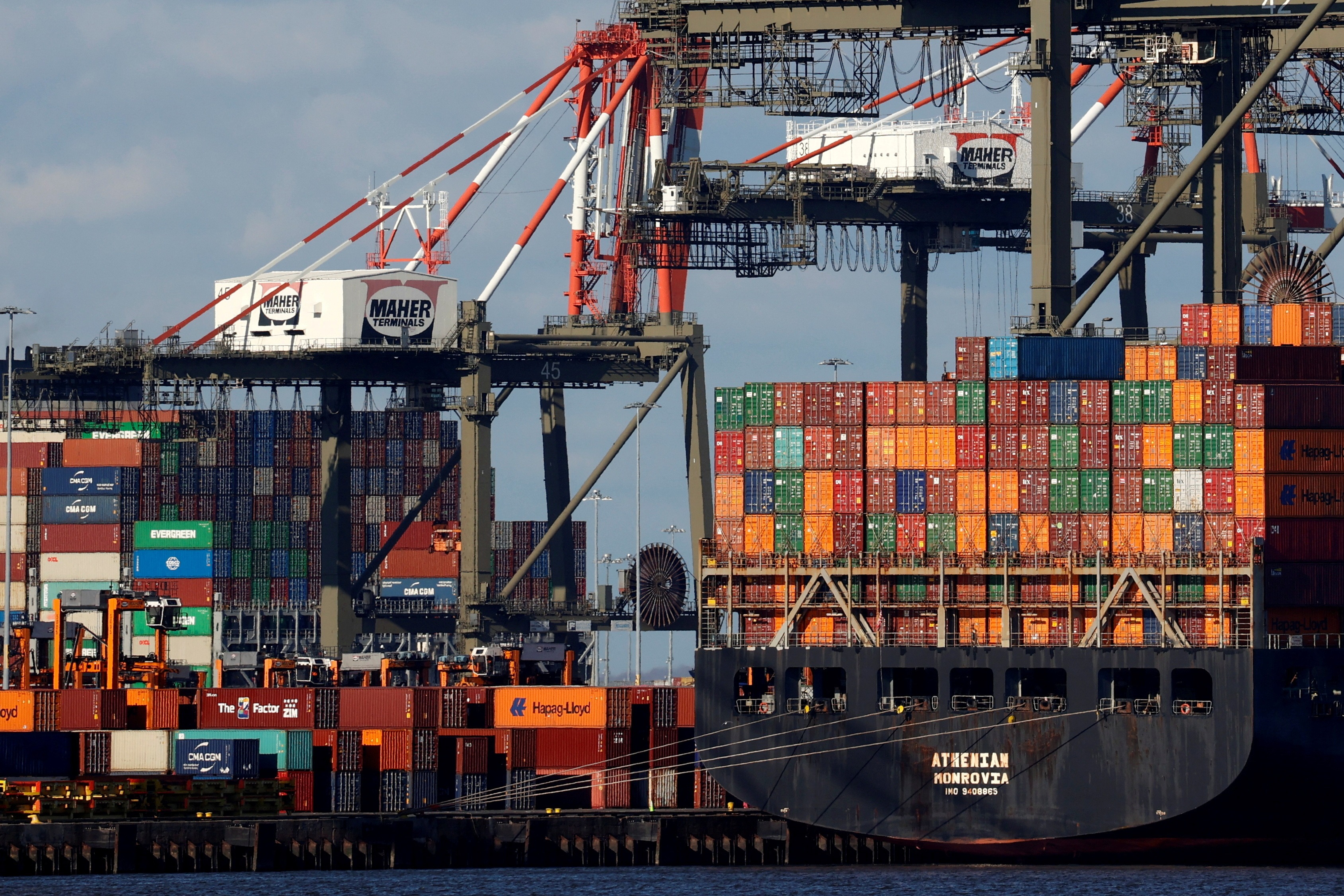 Tàu container tại cảng Newark, bang New Jersey, Mỹ - Ảnh: Reuters