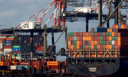 Tàu container tại cảng Newark, bang New Jersey, Mỹ - Ảnh: Reuters