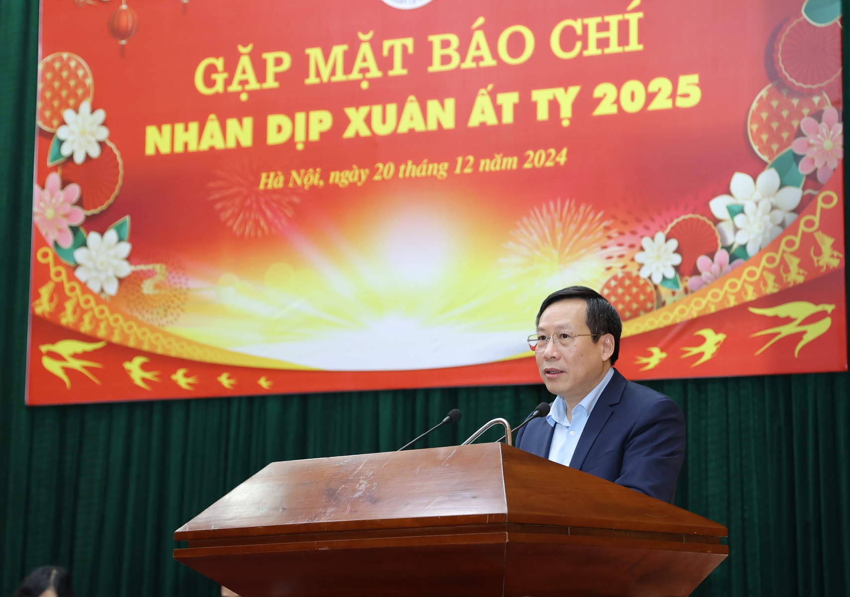 Thứ trưởng Bộ Y tế Lê Đức Luận thông tin về tiến độ dự án cơ sở 2 Bệnh viện Bạch Mai và Việt Đức. Ảnh: Trần Minh.