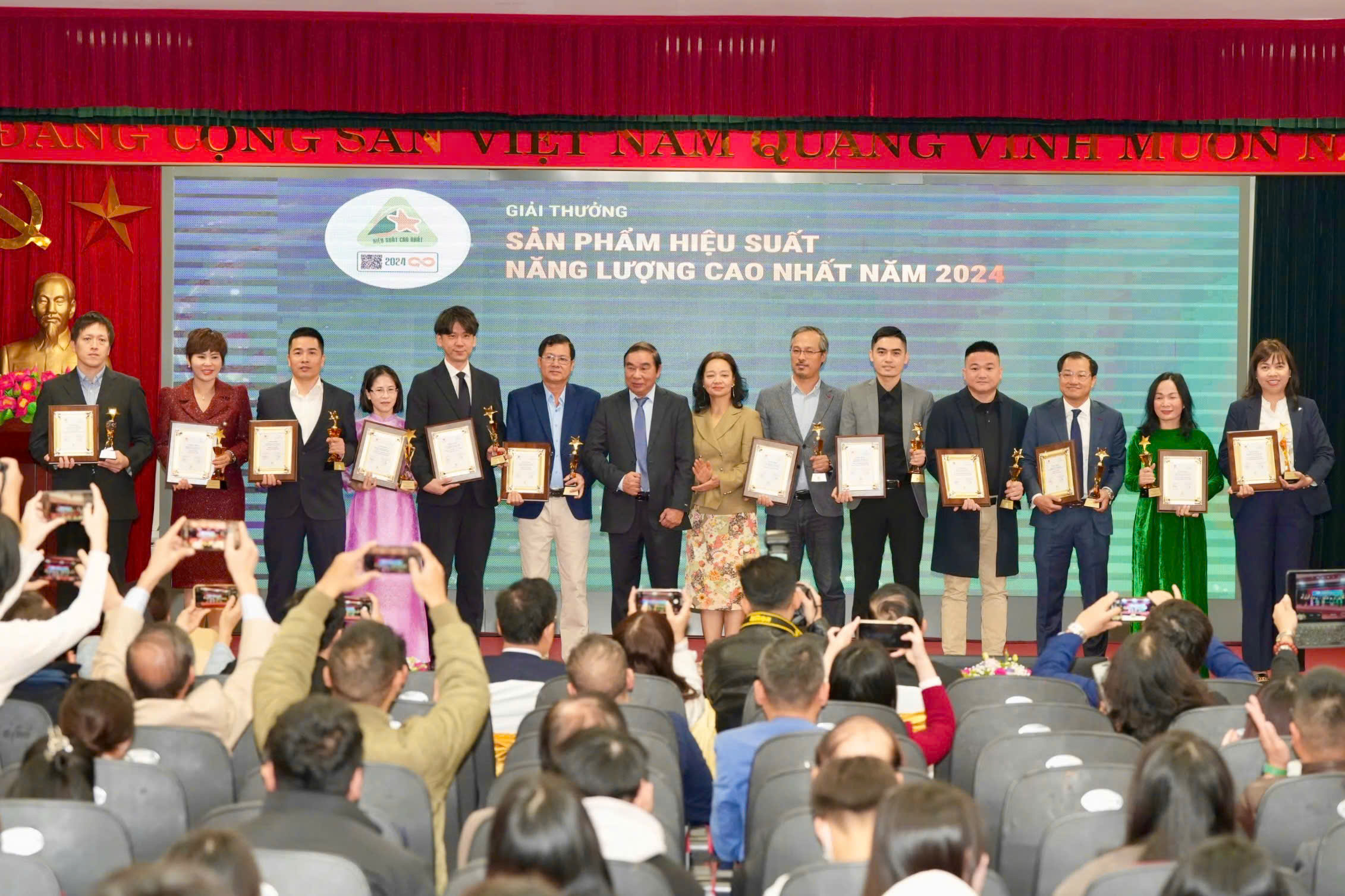 12 thương hiệu được trao cúp Người dẫn đầu sản phẩm Hiệu suất năng lượng cao nhất năm 2024.