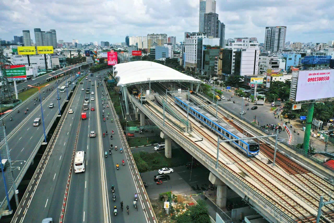 Theo ông Ito Naoki, tuyến metro số 1 kết nối các khu vực có nhu cầu vận tải cao và sẽ có sự chuyển dịch lớn trong phương thức di chuyển của người dân từ ô tô, xe máy sang đường sắt đô thị và đặc biệt, sẽ góp phần thay đổi đáng kể cuộc sống của người dân Thành phố. Ảnh: Hải Vân