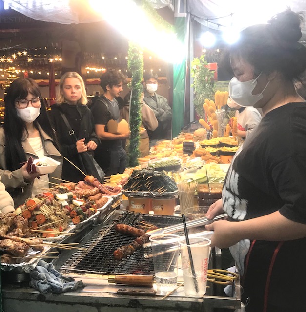 Phiên chợ Giáng sinh-Chào năm mới Đà Nẵng 2025 tại Công viên bờ Đông cầu Rồng với không gian ẩm thực Việt Nam - Quốc tế phục vụ hơn 100 món ăn đặc trưng địa phương, vùng miền và quốc tế. Ảnh Ngô Anh Văn