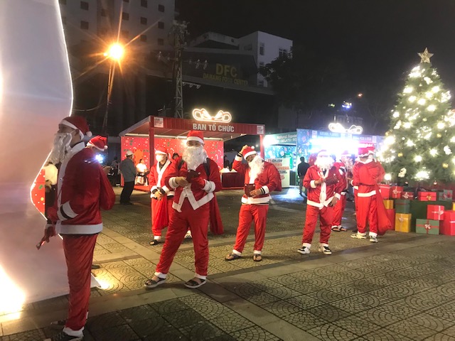 Các ông già Noel chuẩn bị đi tặng quà các cháu thiếu nhi. Ảnh Ngô Anh Văn