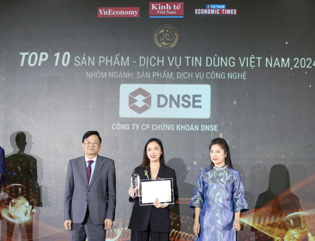 Đại diện DNSE nhận danh hiệu "Top 10 sản phẩm – dịch vụ Tin dùng" ngành công nghệ.