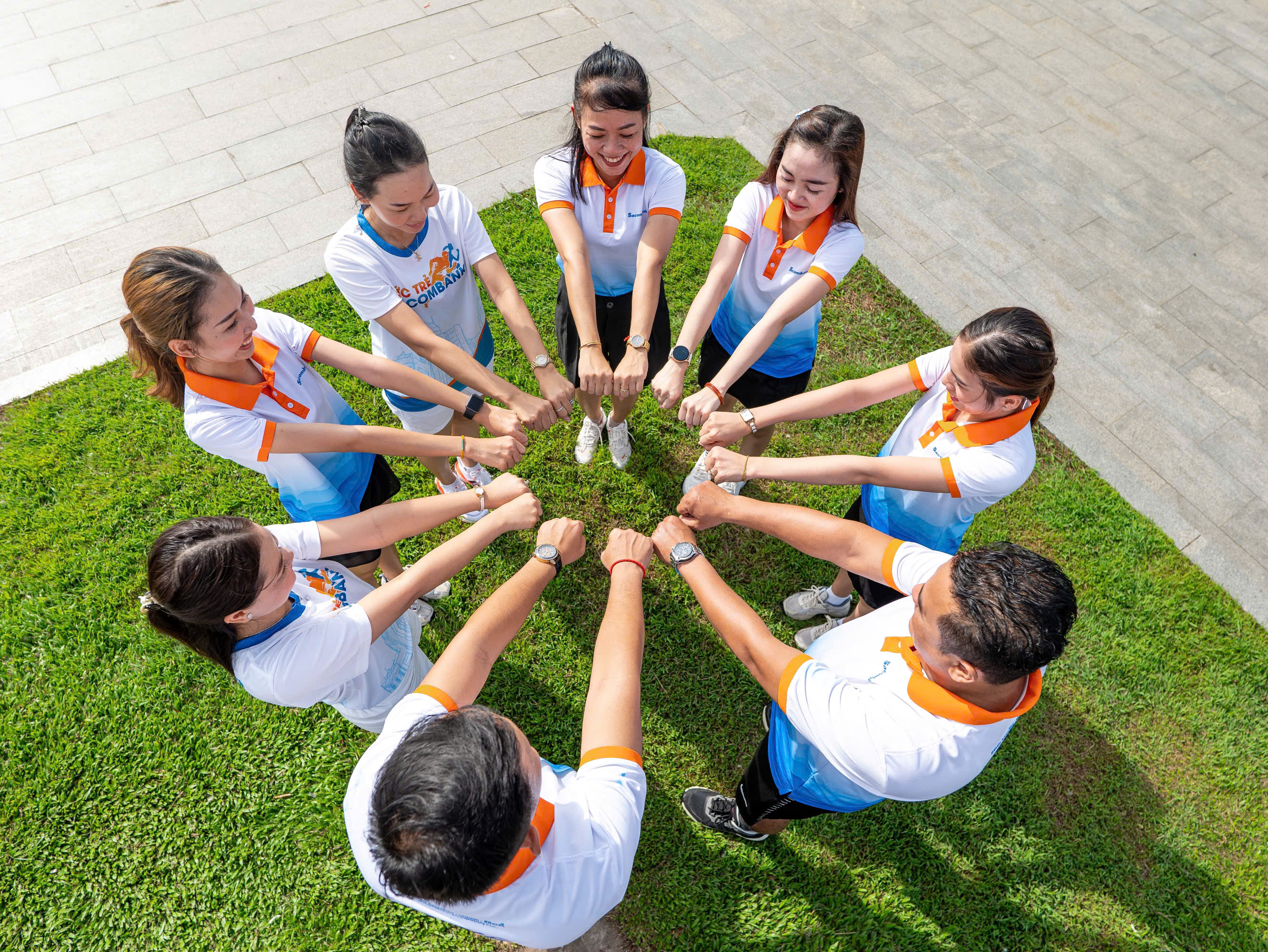 Sacombank đồng hành cùng người dân và doanh nghiệp trong suốt 33 năm phát triển cùng đất nước.