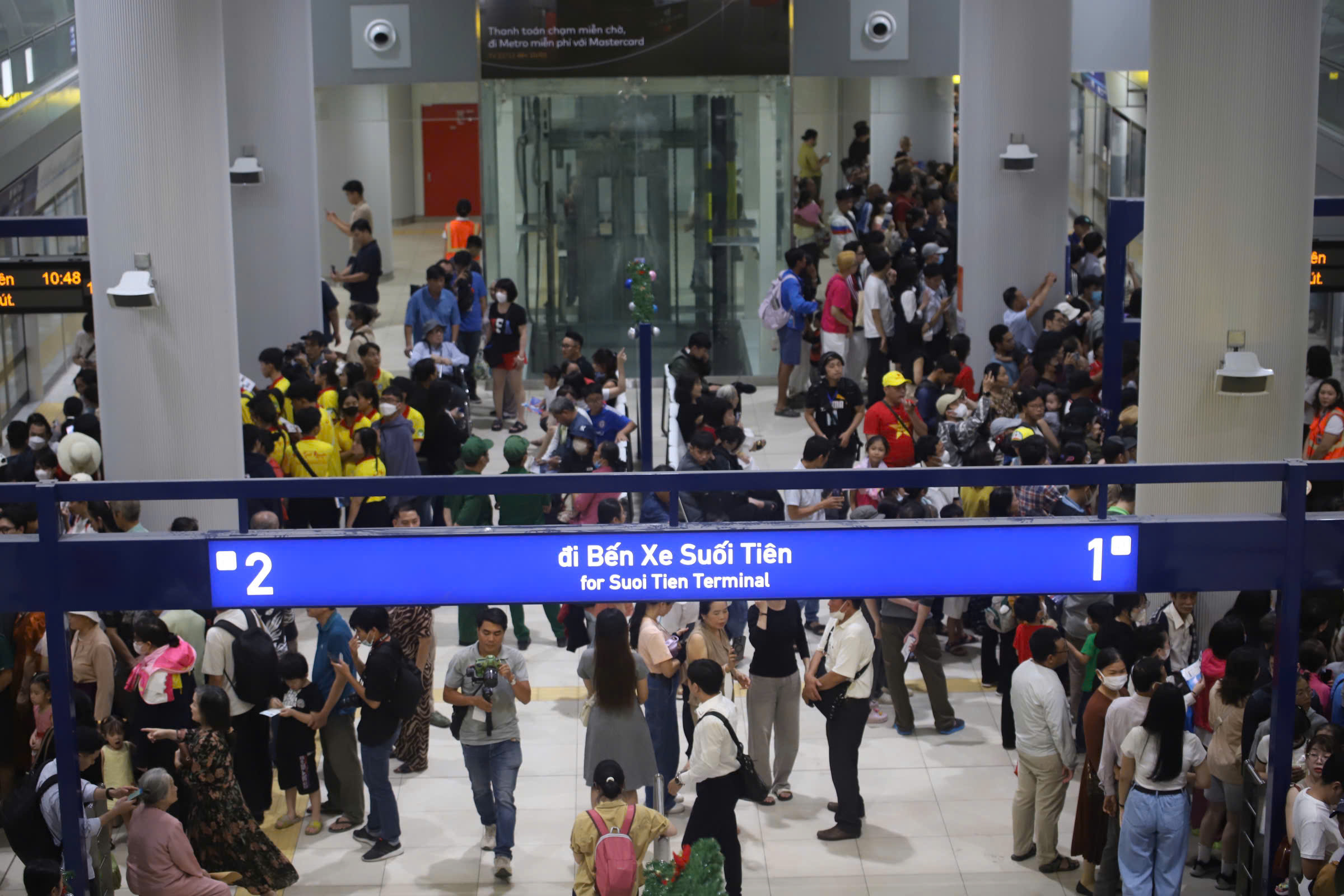Bên trong nhà ga Bến Thành, nhiều người kiên nhẫn chờ đợi để được trải nghiệm metro 1. Trong 30 ngày đầu khai thác thương mại, khách đi metro Bến Thành-Suối Tiên cùng 17 tuyến buýt kết nối được miễn vé nhằm khuyến khích người dân sử dụng tuyến tàu điện đầu tiên của Thành phố - Ảnh: Hải Vân.