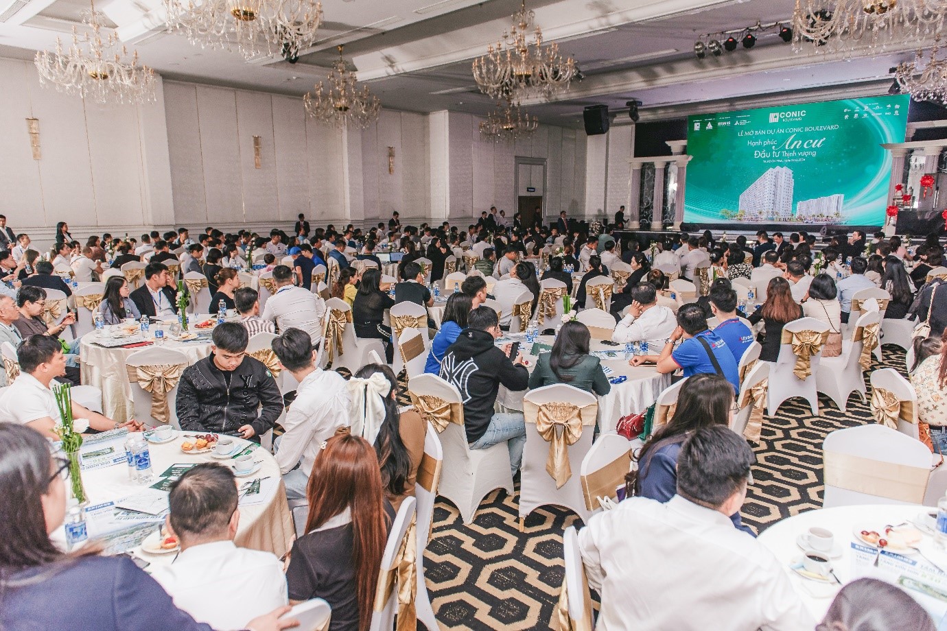 Hơn 500 khách hàng tại sự kiện mở bán Conic Boulevard.