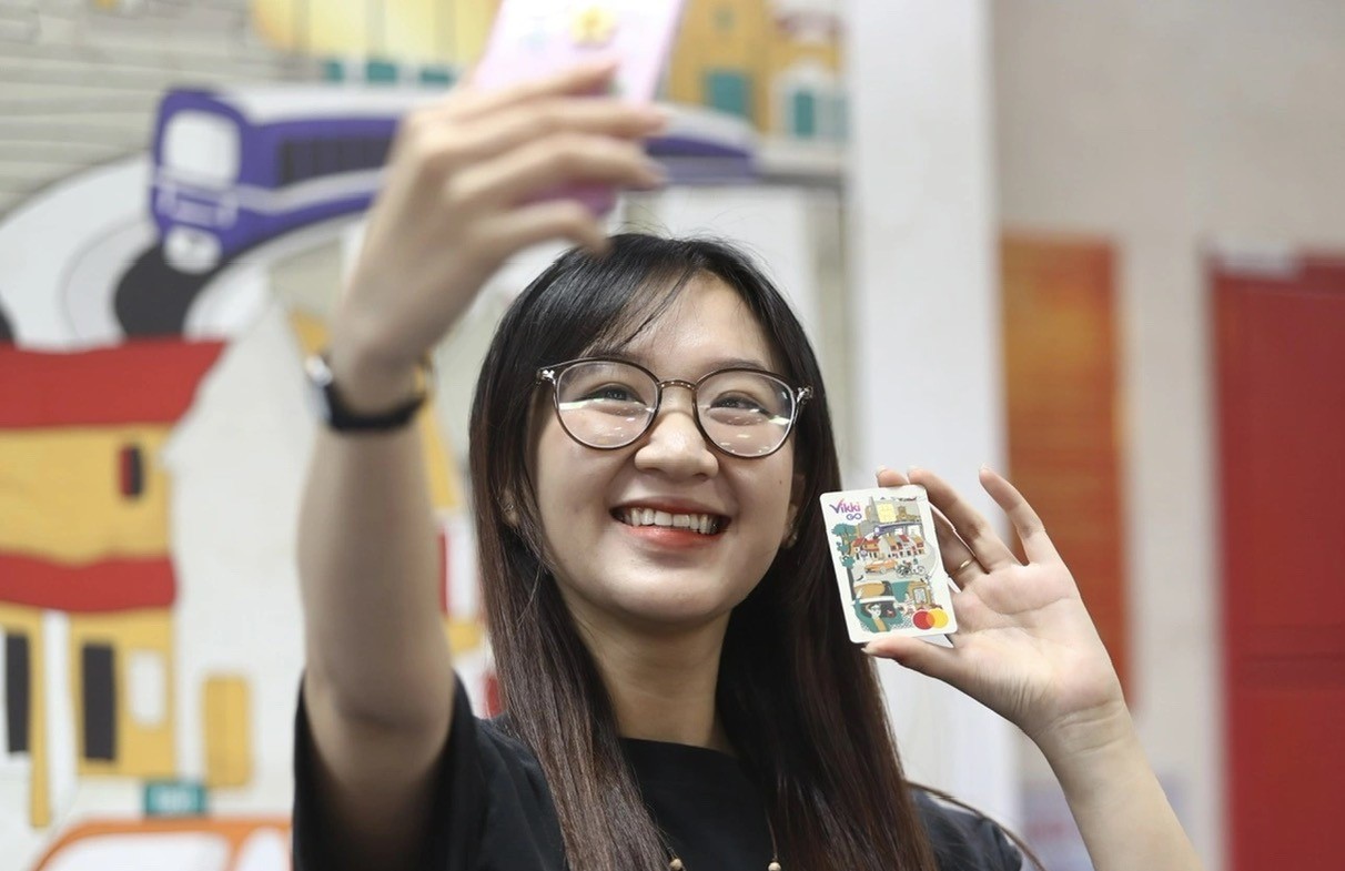 Người dân check in cùng thẻ VikkiGO.