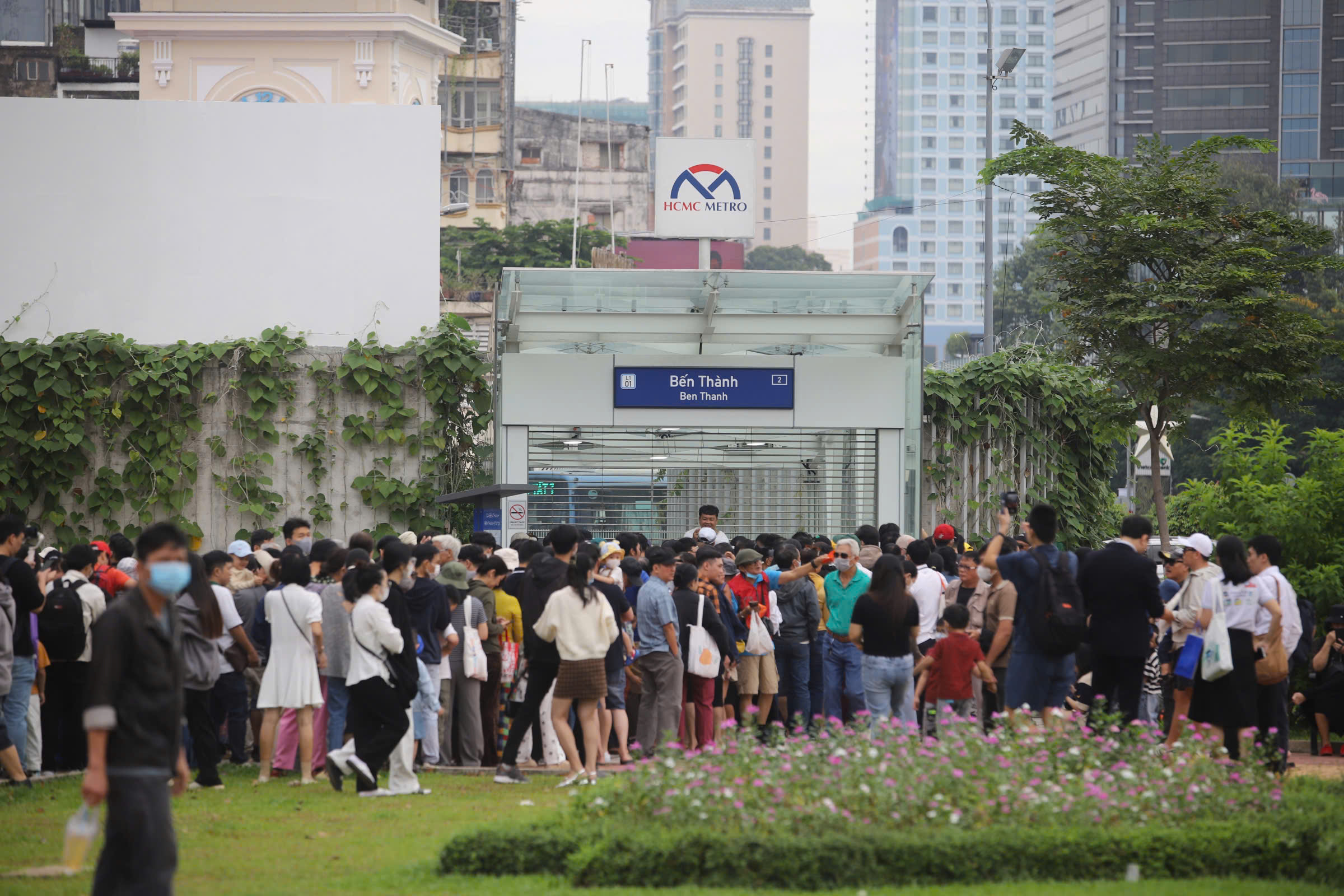 Người dân xếp hàng trước ga Bến Thành (metro số 1) để trải nghiệm miễn phí tuyến đường sắt đô thị đầu tiên của TP.HCM trong 1 tháng - Ảnh: Hải Vân.