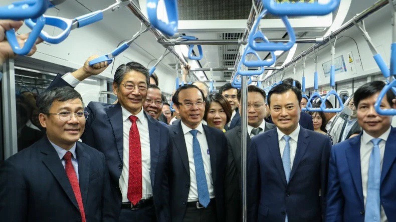 &nbsp;B&iacute; thư Th&agrave;nh ủy TP.HCM c&ugrave;ng&nbsp;Đại sứ đặc quyền mệnh to&agrave;n quyền Nhật Bản tại Việt Nam v&agrave; đi tr&ecirc;n chuyến metro số 1 - Ảnh: Thế Anh/B&aacute;o Nh&acirc;n d&acirc;n.