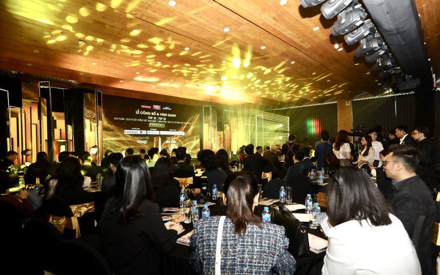 The Cool Product Awards 2024, with the theme “Positive Branding - Sustainable Consumption,” was held by Tap chi Kinh te Viet Nam / Vietnam Economic Times / VnEconomy on December 20 in Hanoi. (Photo: Tri Phong)