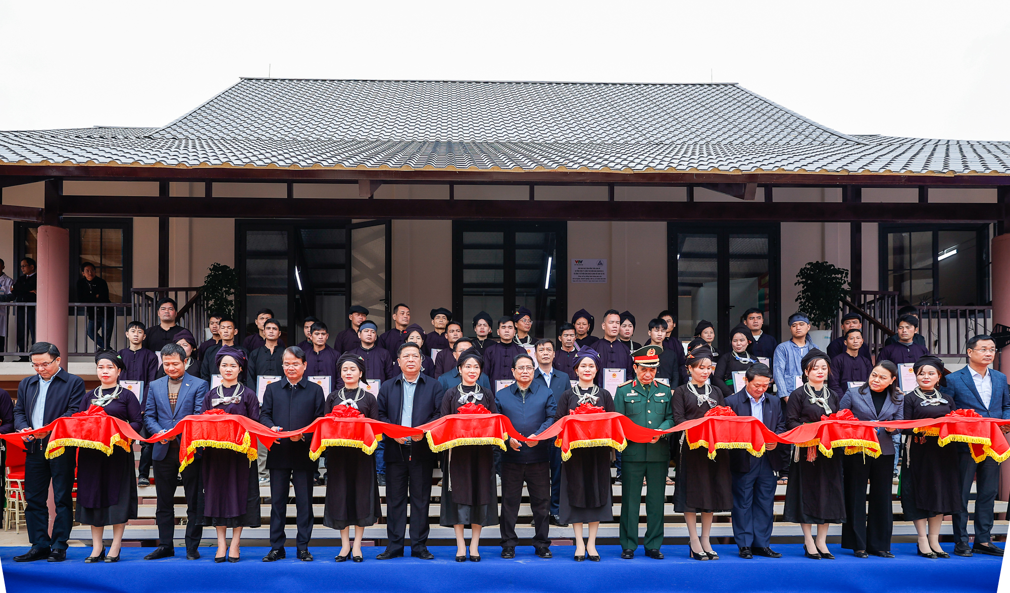 Thủ tướng c&ugrave;ng c&aacute;c đại biểu cắt băng kh&aacute;nh th&agrave;nh dự &aacute;n - Ảnh: VGP