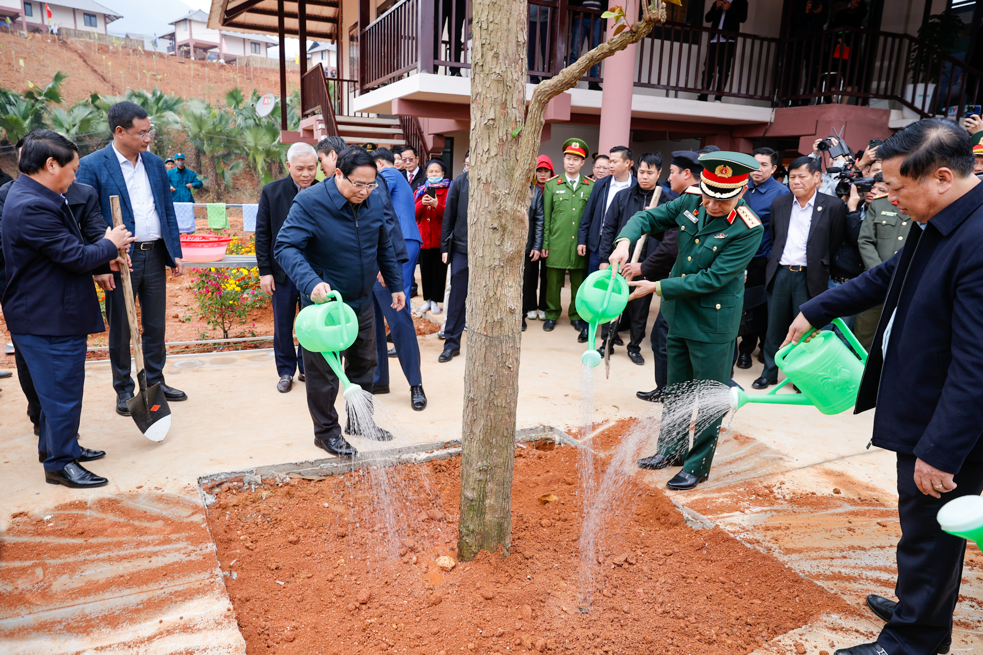 Thủ tướng v&agrave; c&aacute;c đại biểu trồng c&acirc;y lưu niệm tại dự &aacute;n. Ảnh: VGP.