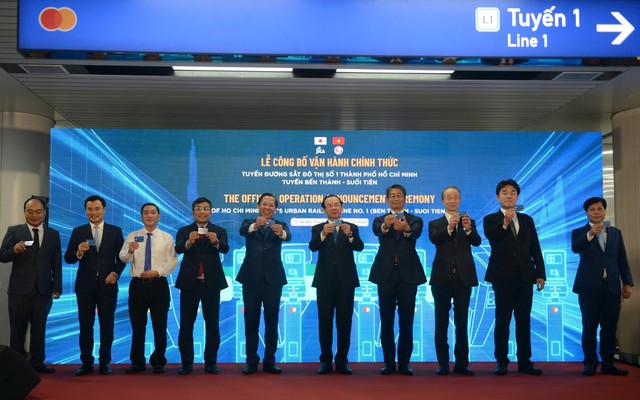 Đại sứ đặc mệnh toàn quyền Nhật Bản tại Việt Nam Ito Naoki, Bí thư Thành ủy TPHCM Nguyễn Văn Nên cùng các đại biểu thực hiện nghi thức vận hành chính thức - Ảnh: VGP/Linh Chi.