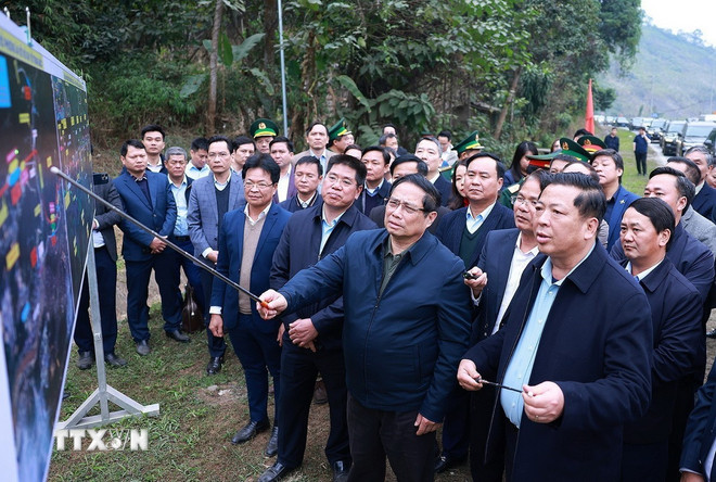 Thủ tướng Phạm Minh Chính khảo sát dự án đường sắt Lào Cai-Hà Nội-Hải Phòng đoạn qua tỉnh Lào Cai. Ảnh: TTXVN