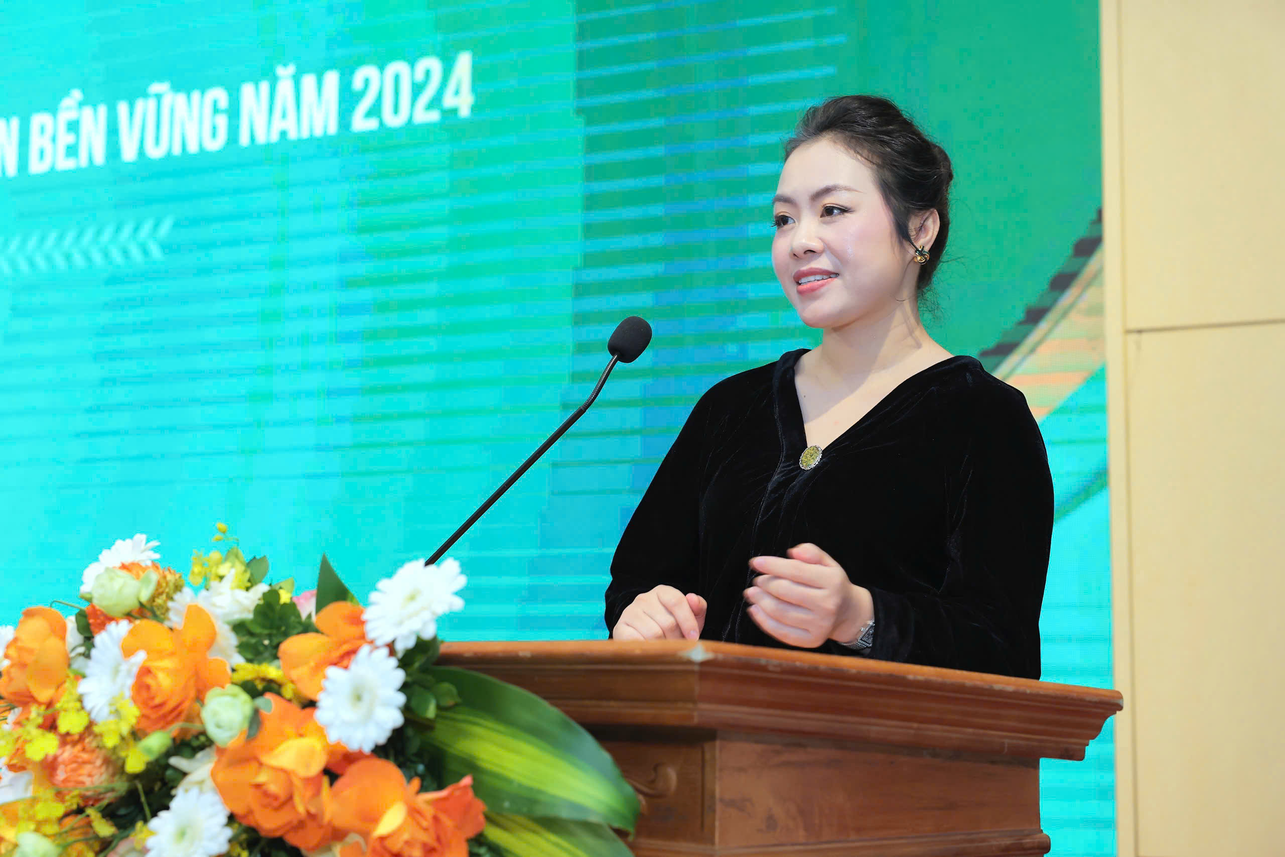 Bà Lê Nguyễn Thiên Nga, Viện trưởng Viện Quản trị Chính sách, với bài nghiên cứu tín dụng và giải pháp thúc đẩy doanh nghiệp đầu tư trong lĩnh vực nông nghiệp trong bối cảnh chuyển đổi số và liên thông Dữ liệu Quốc gia trong kỉ nguyên mới.