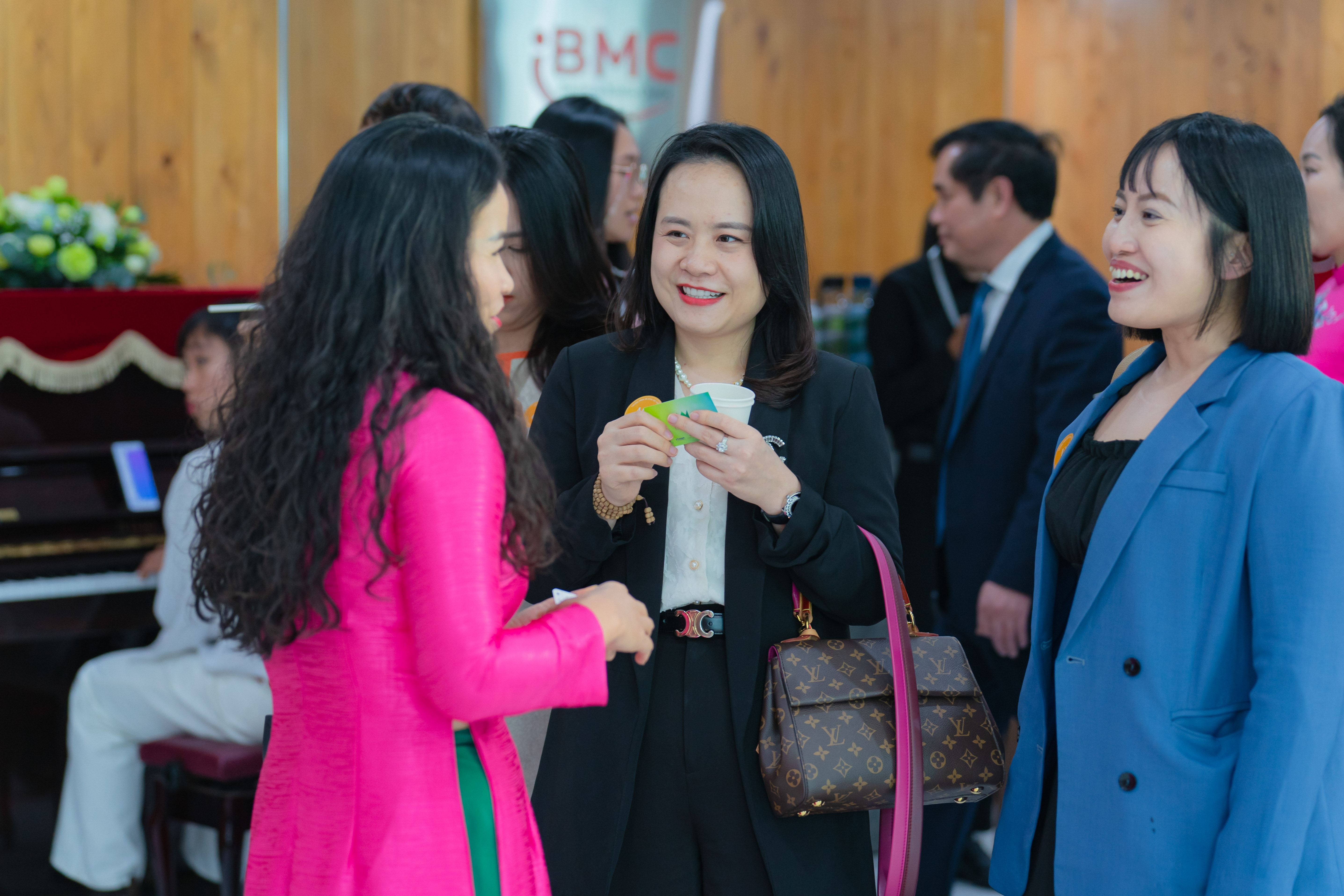 Các khách mời giao lưu, kết nối tại sự kiện.
