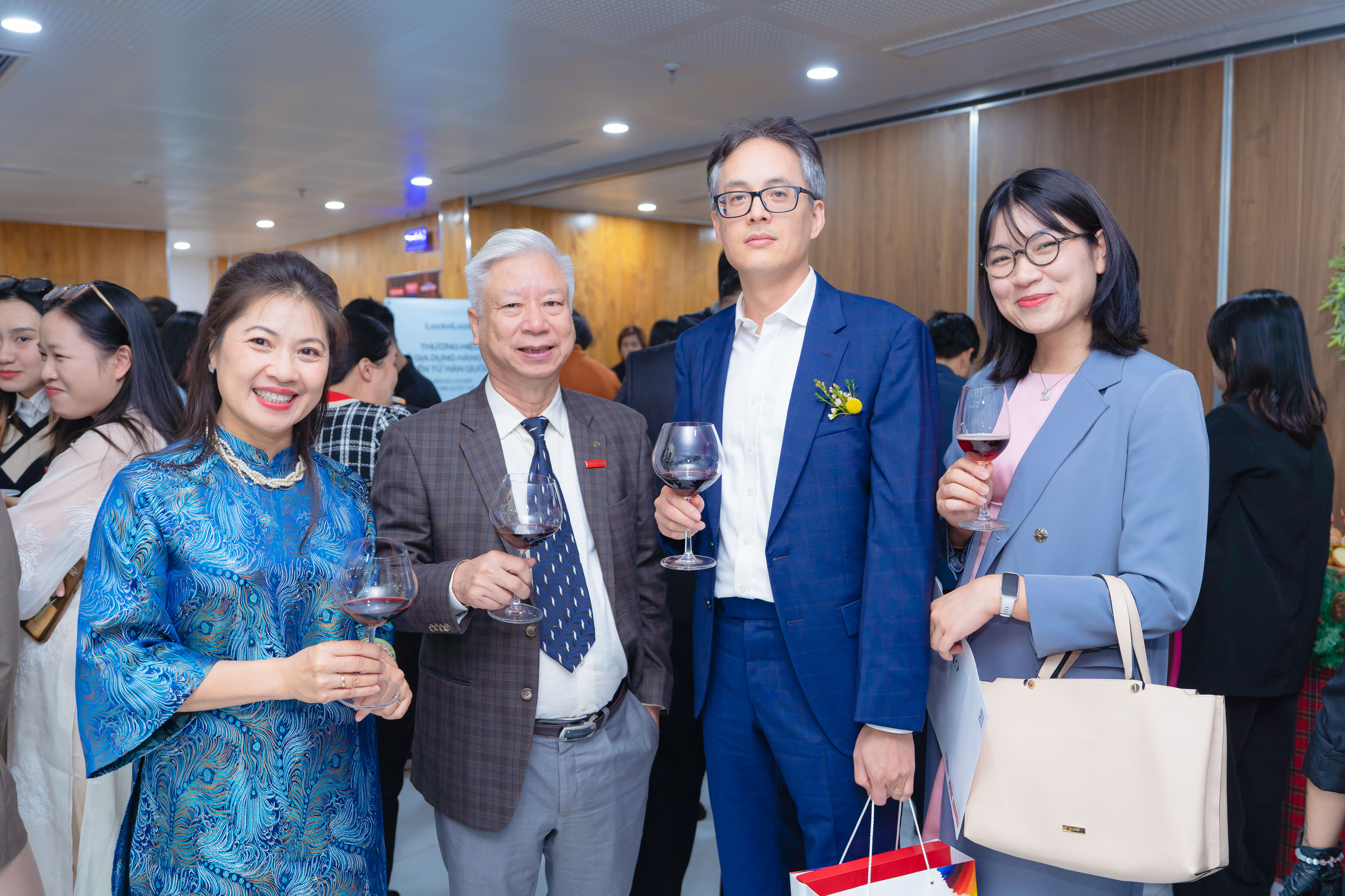 Sau sự kiện, ban tổ chức và khách mời tiếp tục giao lưu kết nối, cùng chia sẻ những bí quyết xây dựng một thị trường bán lẻ bền vững.
