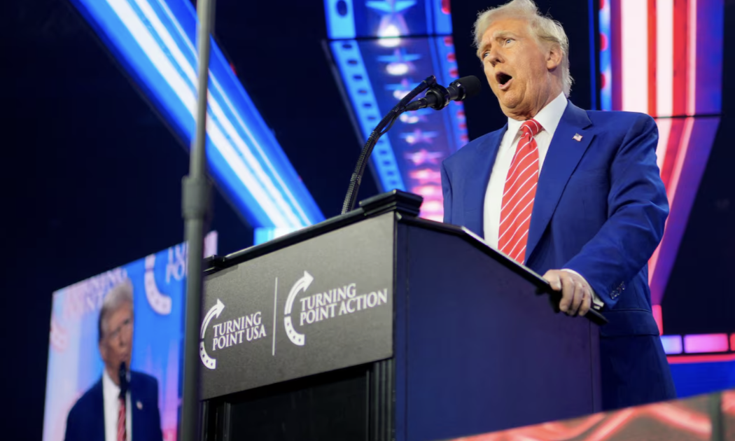 Tổng thống đắc cử Mỹ Donald Trump phát biểu tại một sự kiện ở Arizona ngày 22/12 - Ảnh: Reuters.