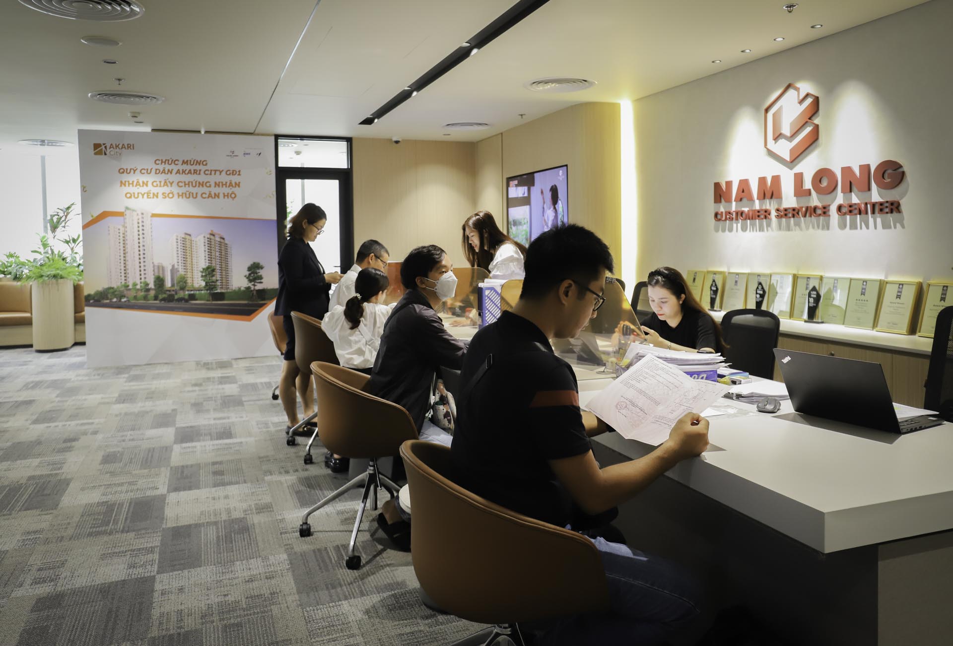 Khách hàng làm thủ tục nhận bàn giao sổ hồng dự án Akari City giai đoạn 1.