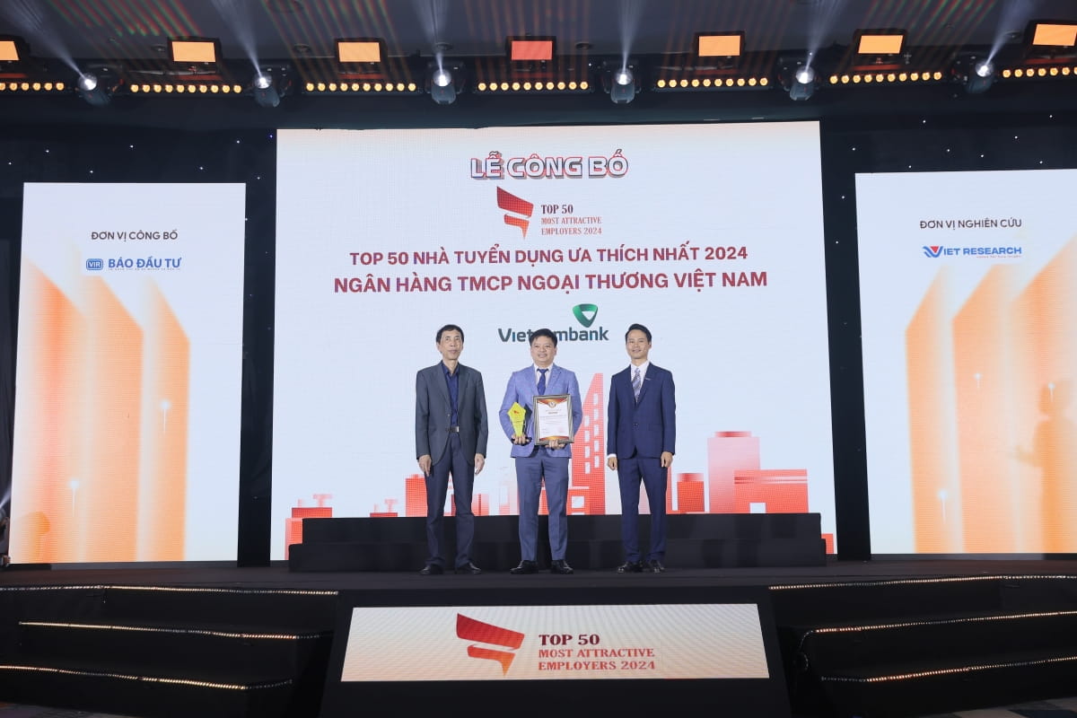 Đại diện Vietcombank, ông Nguyễn Kiên Hiếu - Phó Trưởng Ban Tổ chức & Nhân sự (giữa) nhận giải thưởng “Top 50 nhà tuyển dụng ưa thích nhất năm 2024”.
