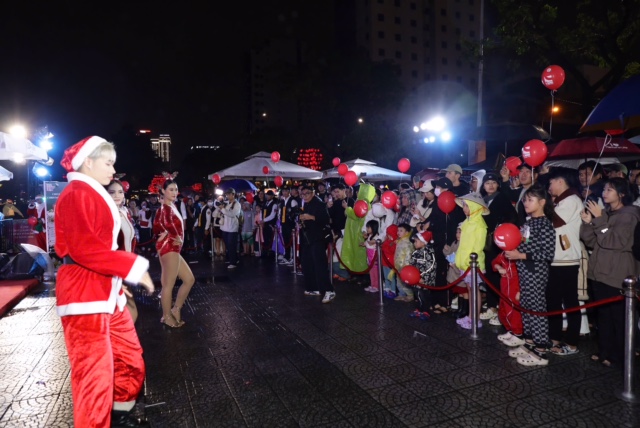 Người dân, du khách, đặc biệt là trẻ em rất thích thú Vui cùng ông già Noel.