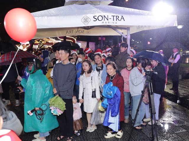 Mặc dù trời mưa nhưng hàng nghìn người dân và du khách vẫn say sưa Vui cùng ông già Noel.